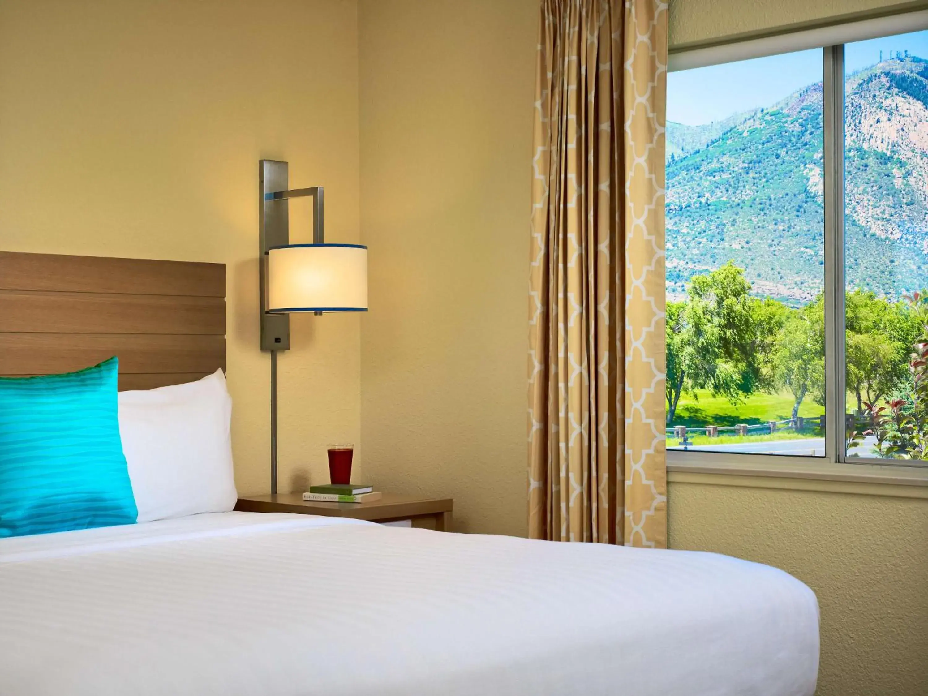 Photo of the whole room, Bed in Sonesta Simply Suites Dublin Columbus Photo of the whole room, Bed in Sonesta Simply Suites Dublin Columbus