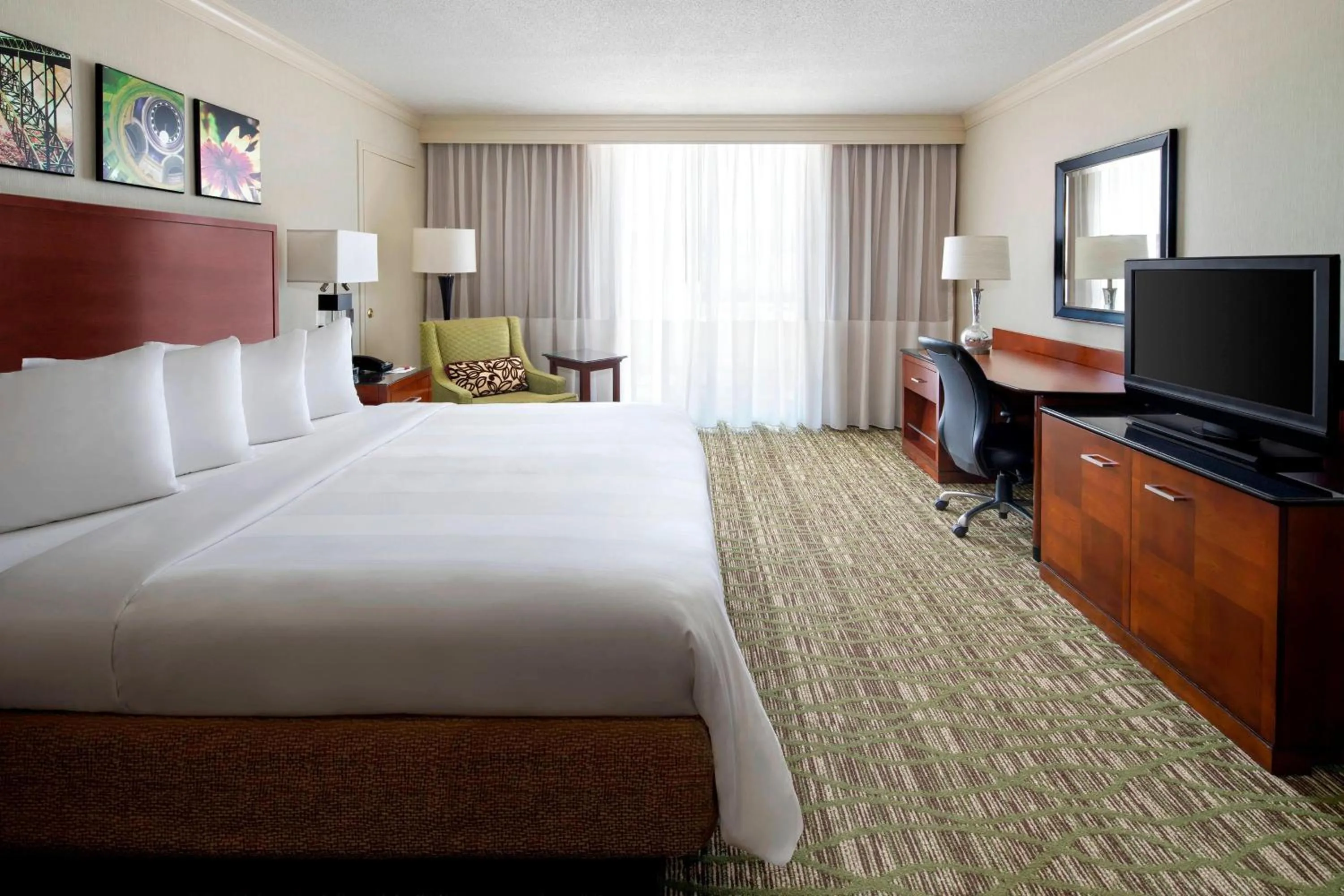 Photo of the whole room, Bed in Charleston Marriott Town Center