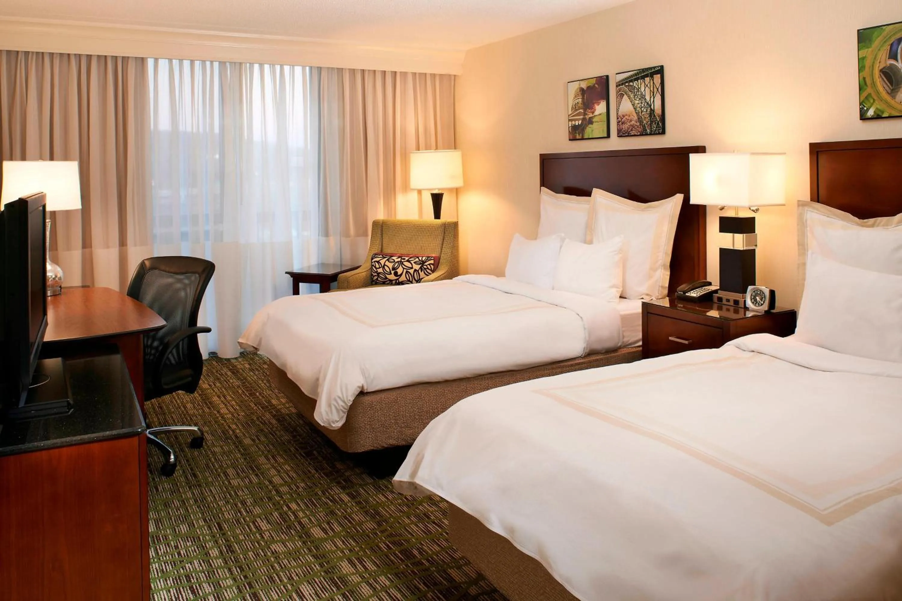 Photo of the whole room, Bed in Charleston Marriott Town Center