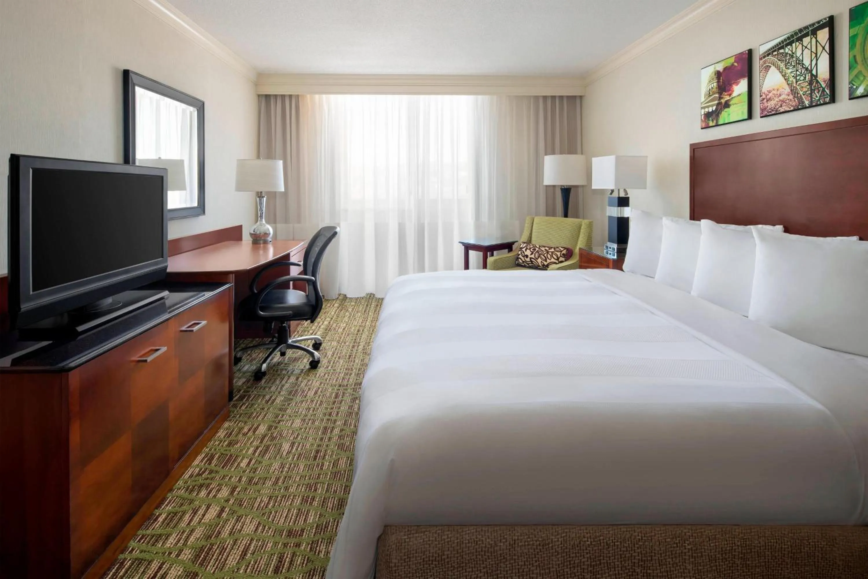 Photo of the whole room, Bed in Charleston Marriott Town Center