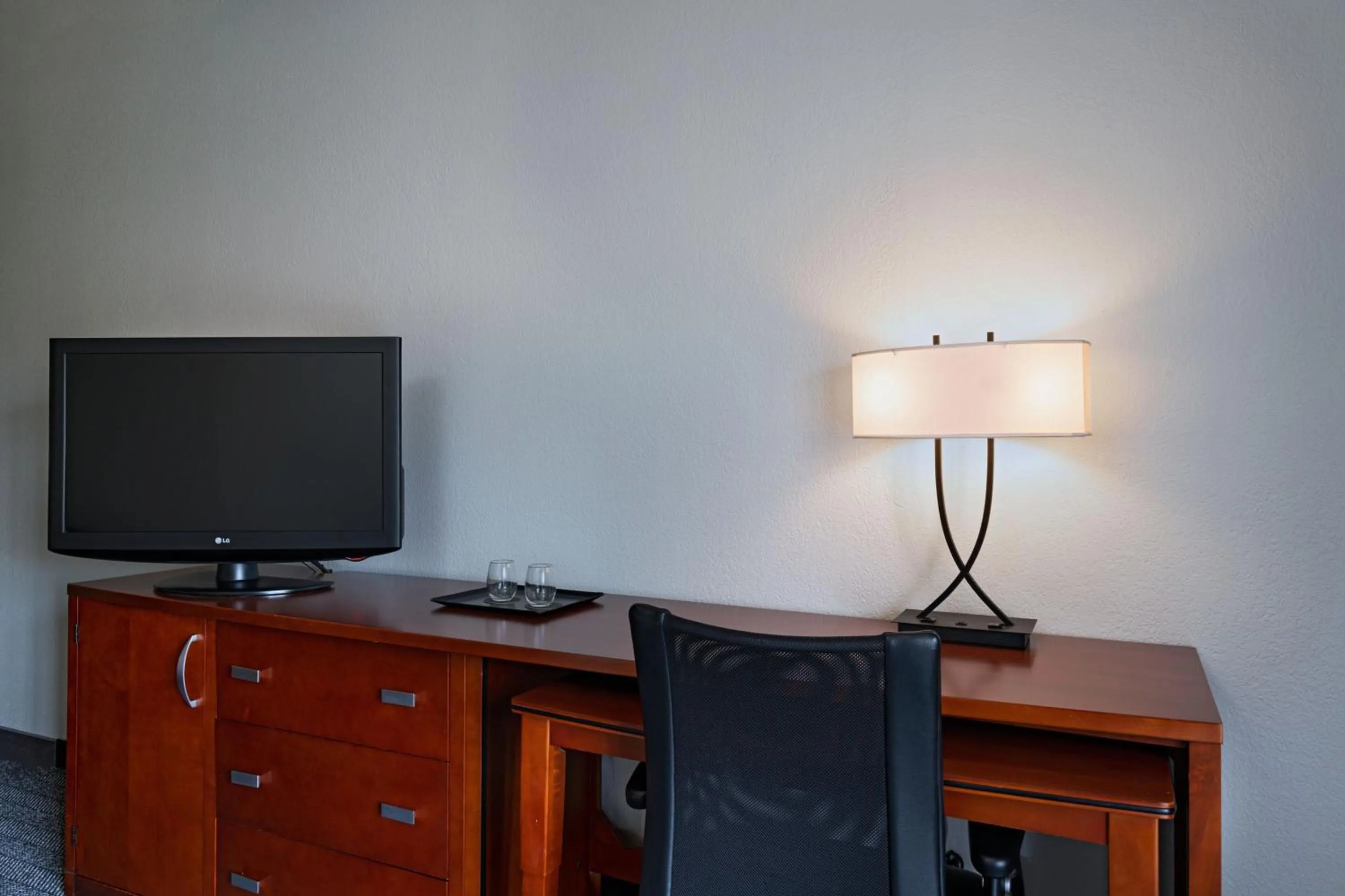 Photo of the whole room in Courtyard by Marriott Dallas Arlington Entertainment District