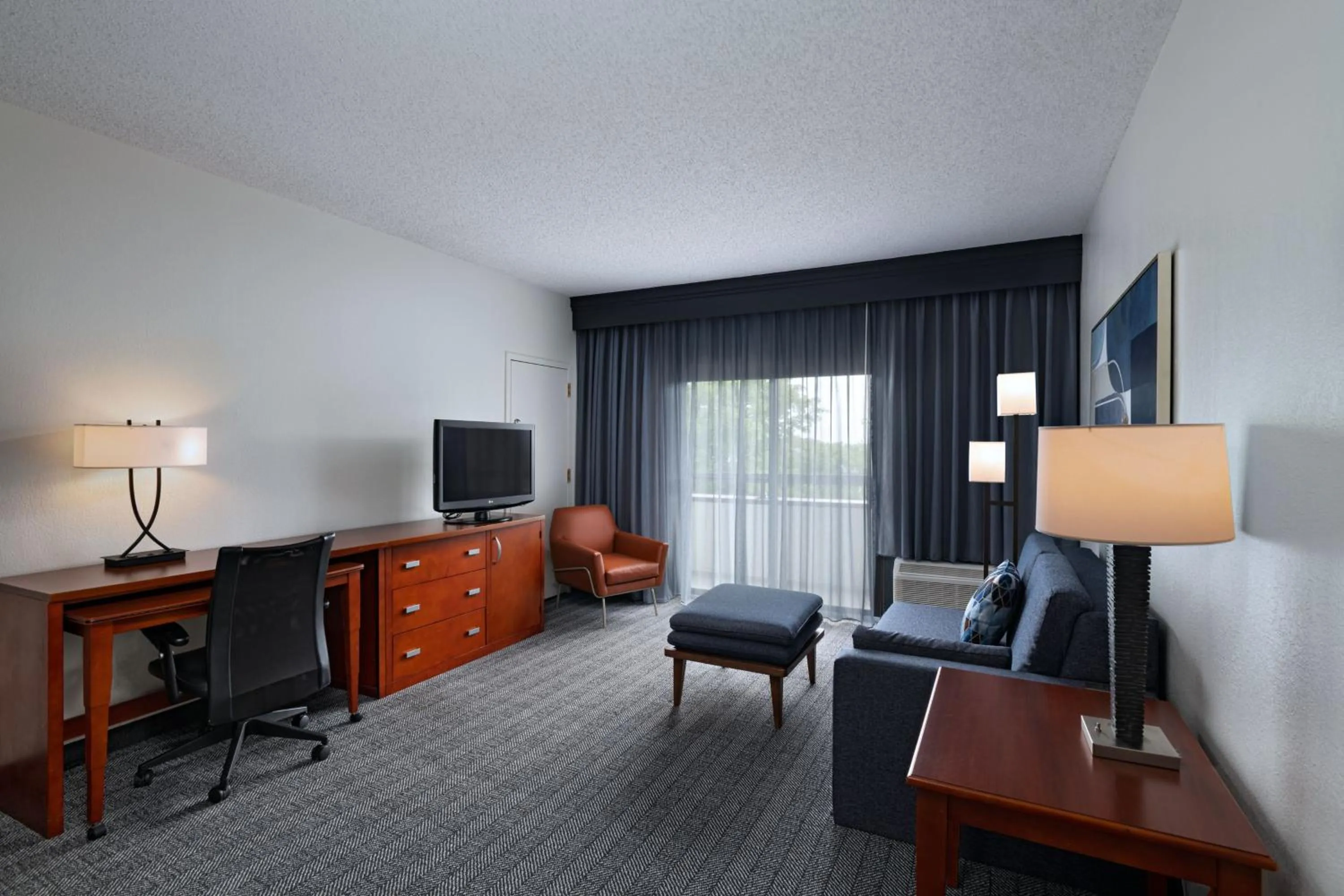 Living room in Courtyard by Marriott Dallas Arlington Entertainment District
