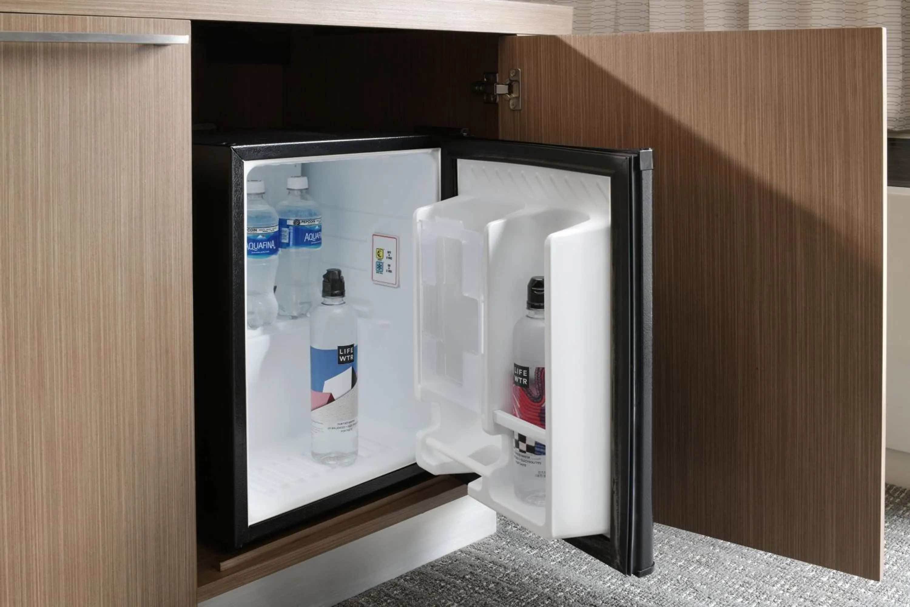 Photo of the whole room in Courtyard Dallas Addison Quorum Drive