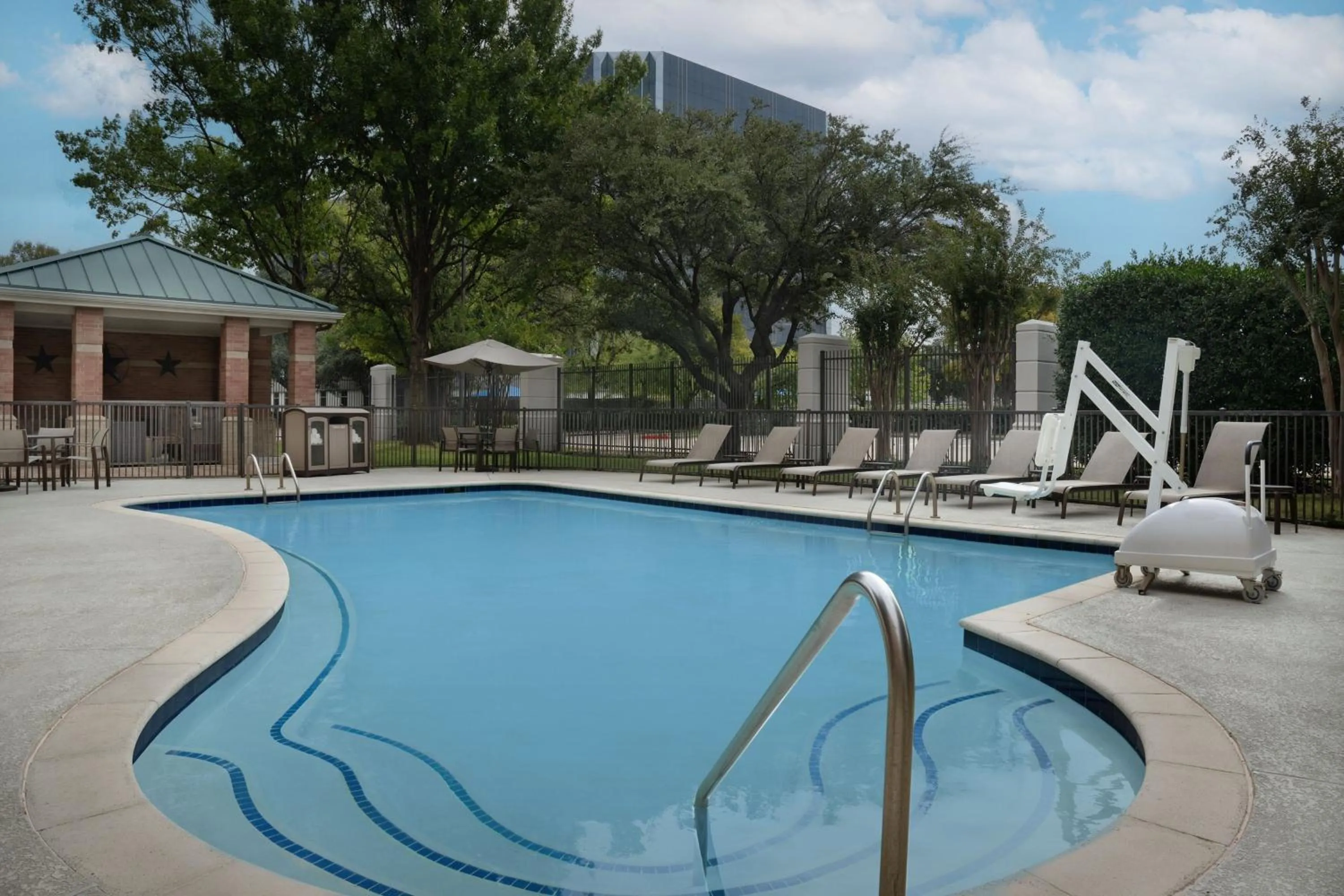 Swimming pool in Courtyard Dallas Addison Quorum Drive