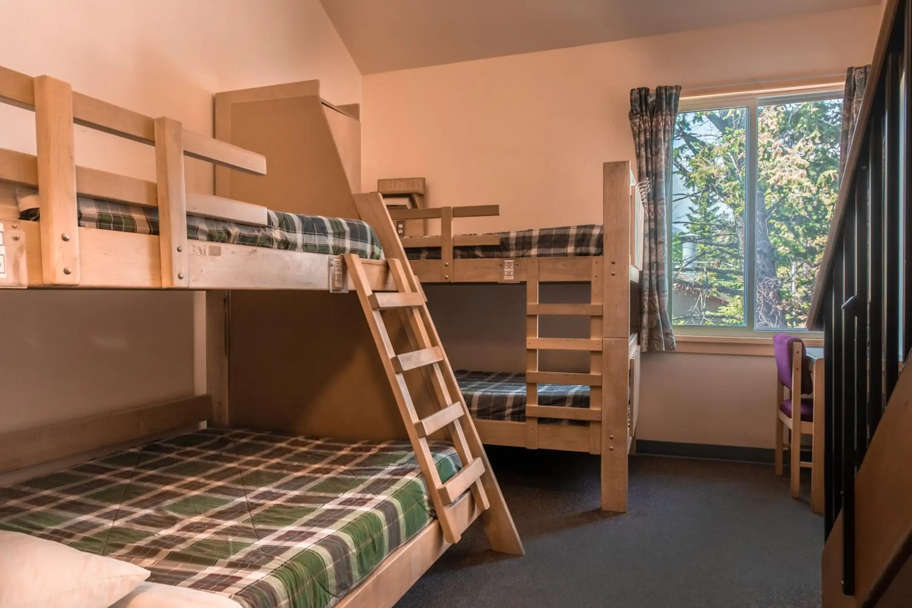 Bed in 6-Bed Mixed Dormitory Room with Private Bathroom in HI Banff Alpine Centre - Hostel Bed in 6-Bed Mixed Dormitory Room with Private Bathroom in HI Banff Alpine Centre - Hostel