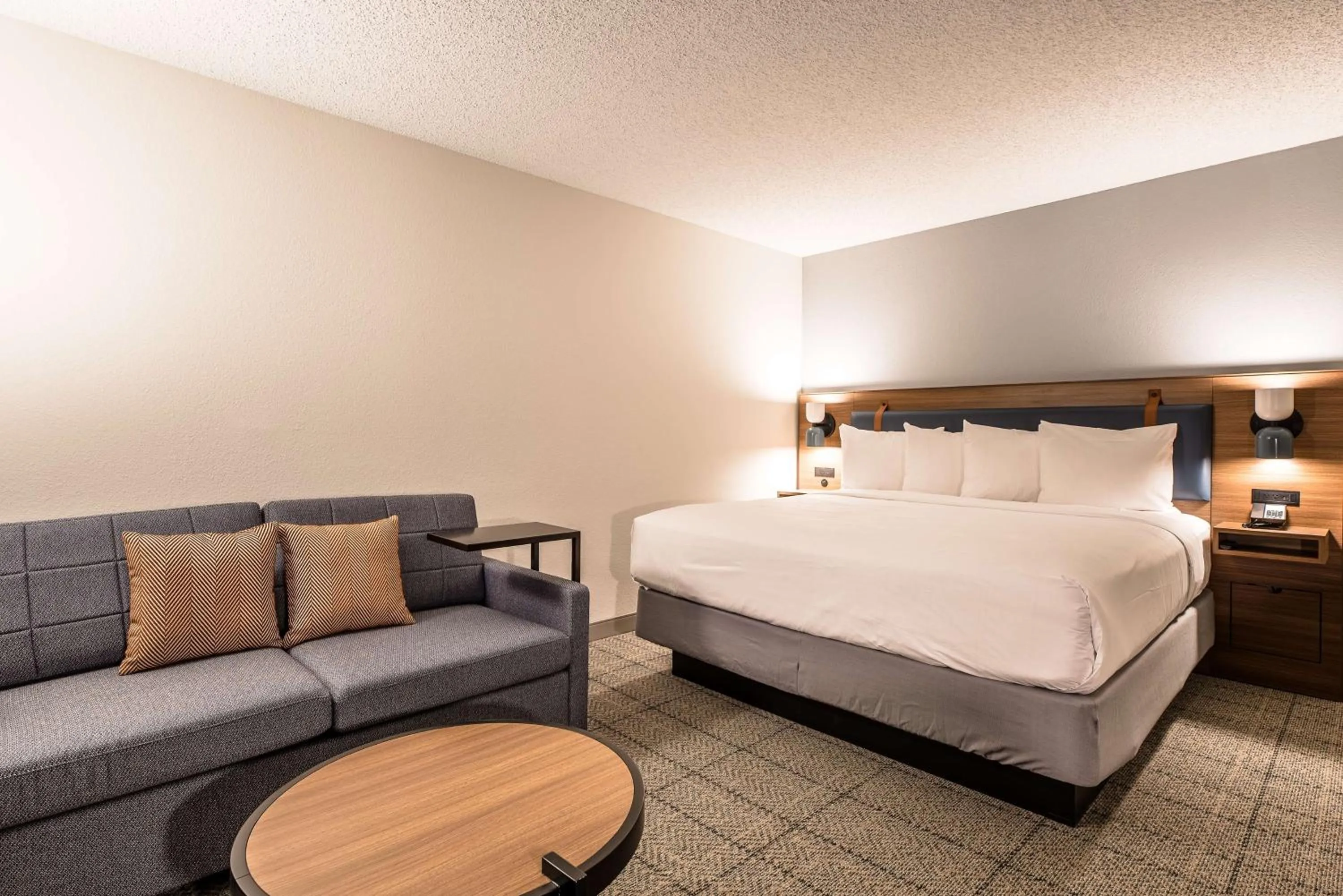 Bedroom, Bed in Sonesta Select Dallas Richardson