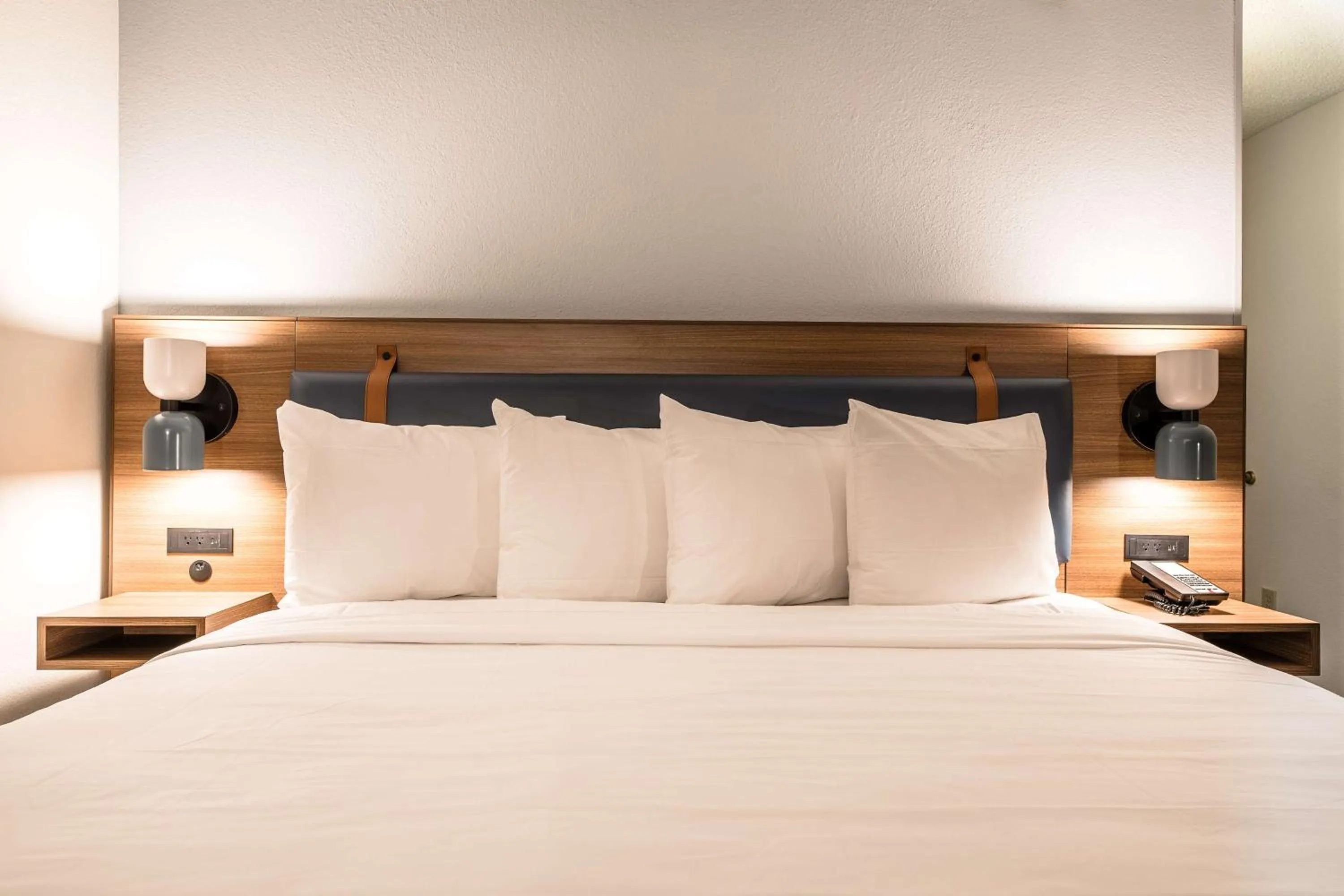 Bedroom, Bed in Sonesta Select Dallas Richardson