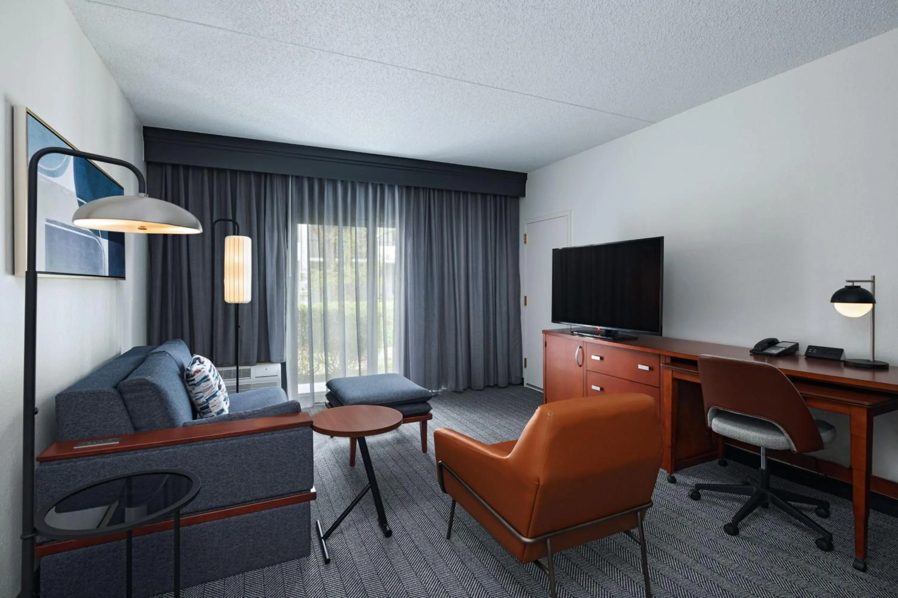 Living room in Courtyard by Marriott Dallas Richardson at Spring Valley
