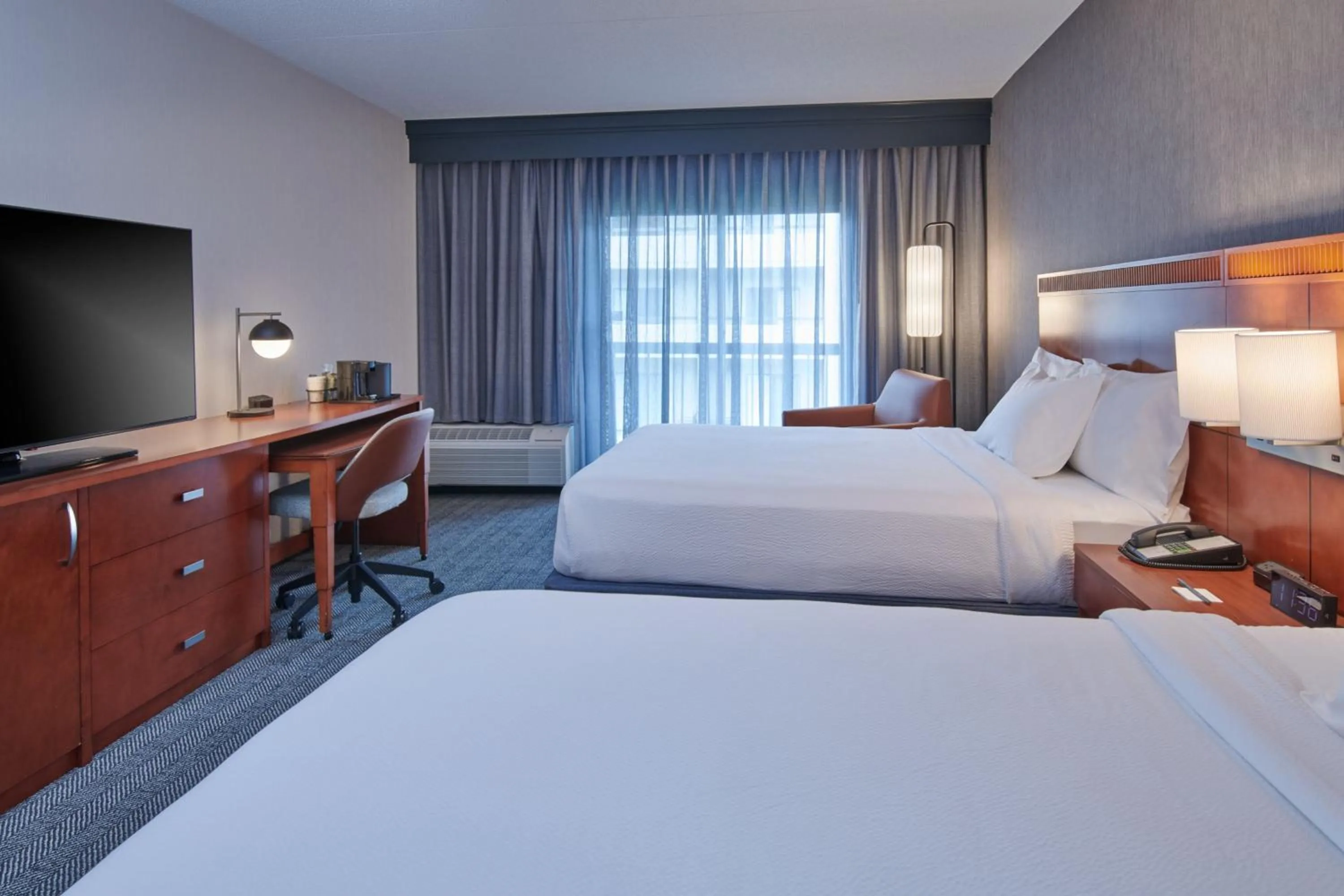 Photo of the whole room, Bed in Courtyard by Marriott Detroit Livonia