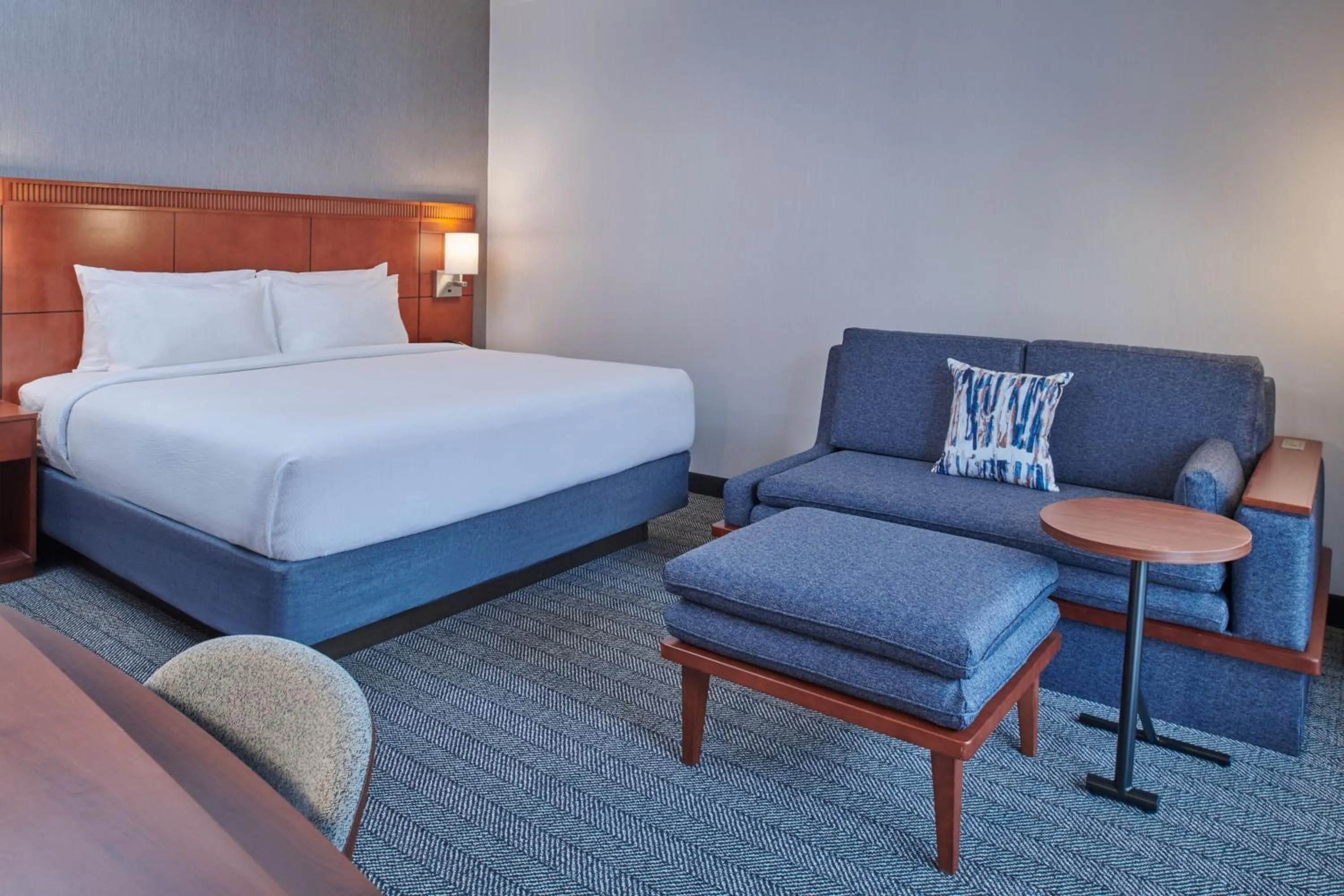 Photo of the whole room, Bed in Courtyard by Marriott Detroit Livonia