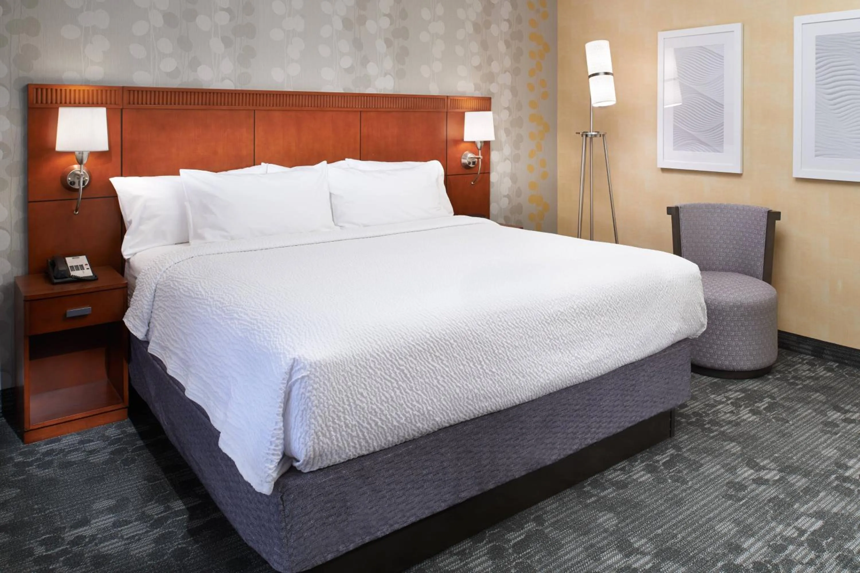Photo of the whole room, Bed in Courtyard by Marriott Detroit Livonia