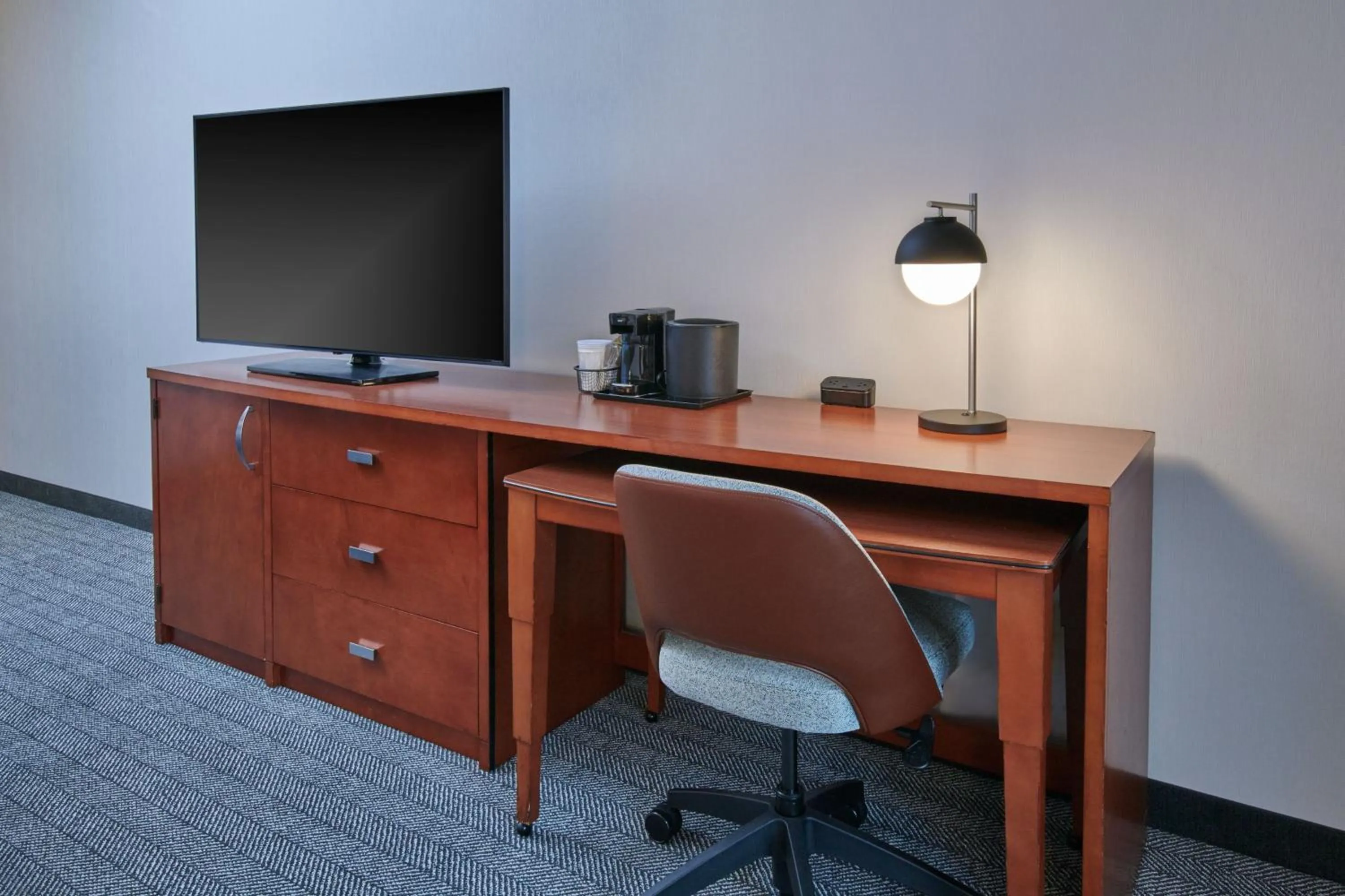 Photo of the whole room in Courtyard by Marriott Detroit Livonia