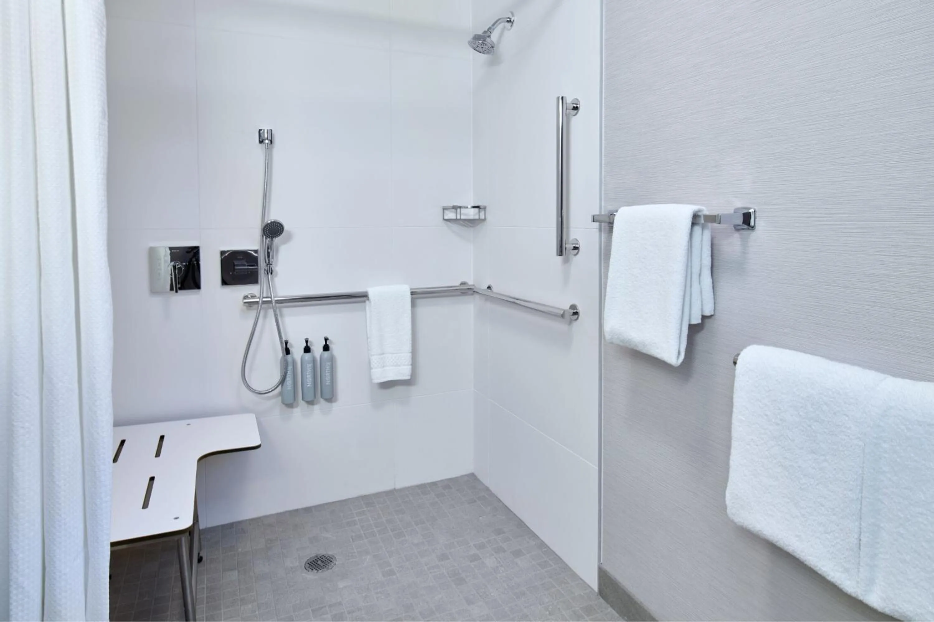 Bathroom, Bed in Courtyard by Marriott Detroit Livonia