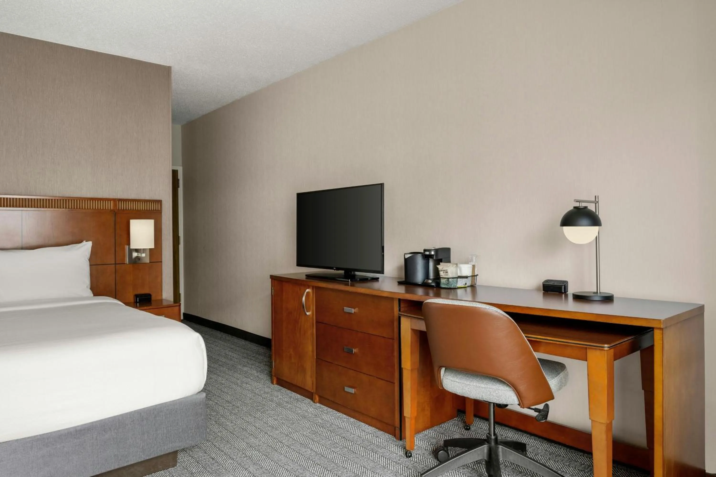 Photo of the whole room, Bed in Courtyard by Marriott Detroit Livonia