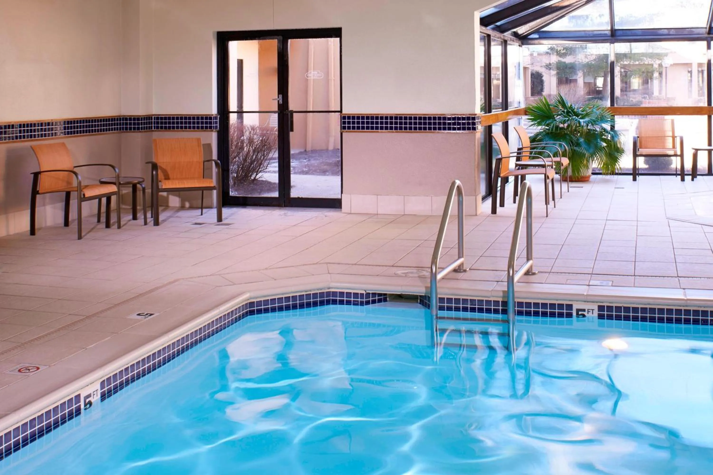 Swimming pool in Courtyard Dayton South Mall