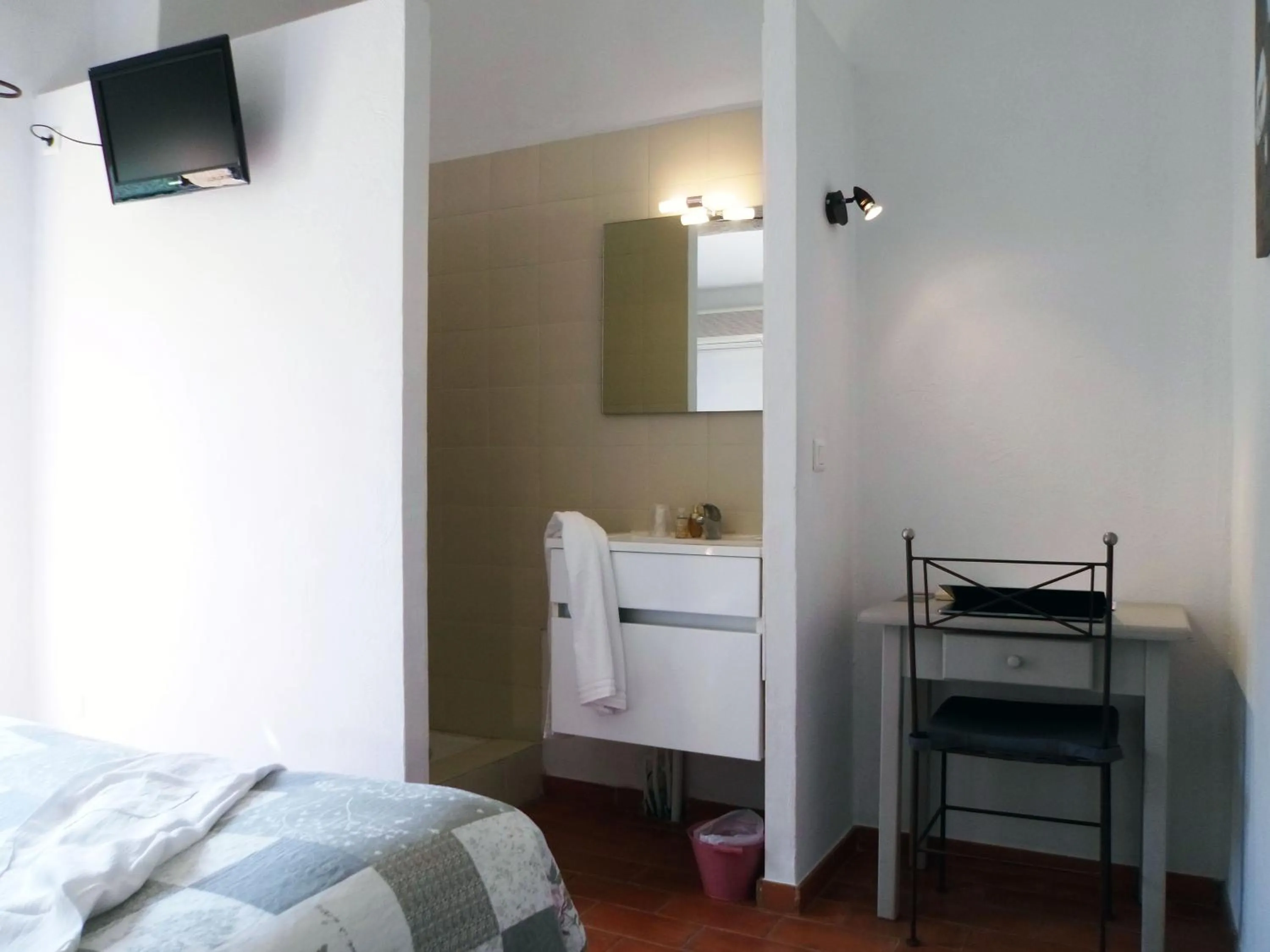 Shower, Bed in Hotel Les Ambres
