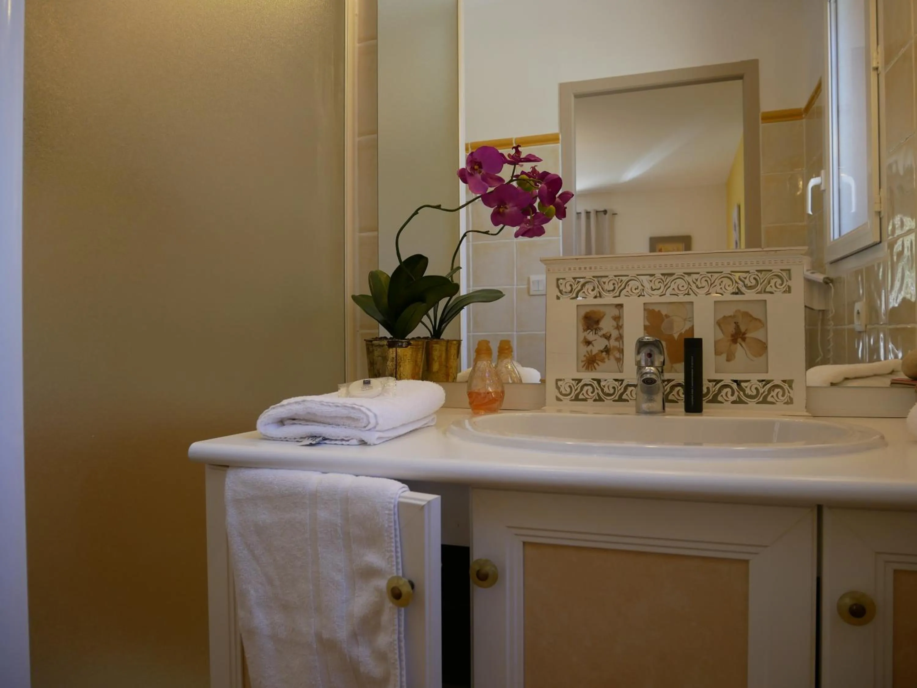 Bathroom in Hotel Les Ambres