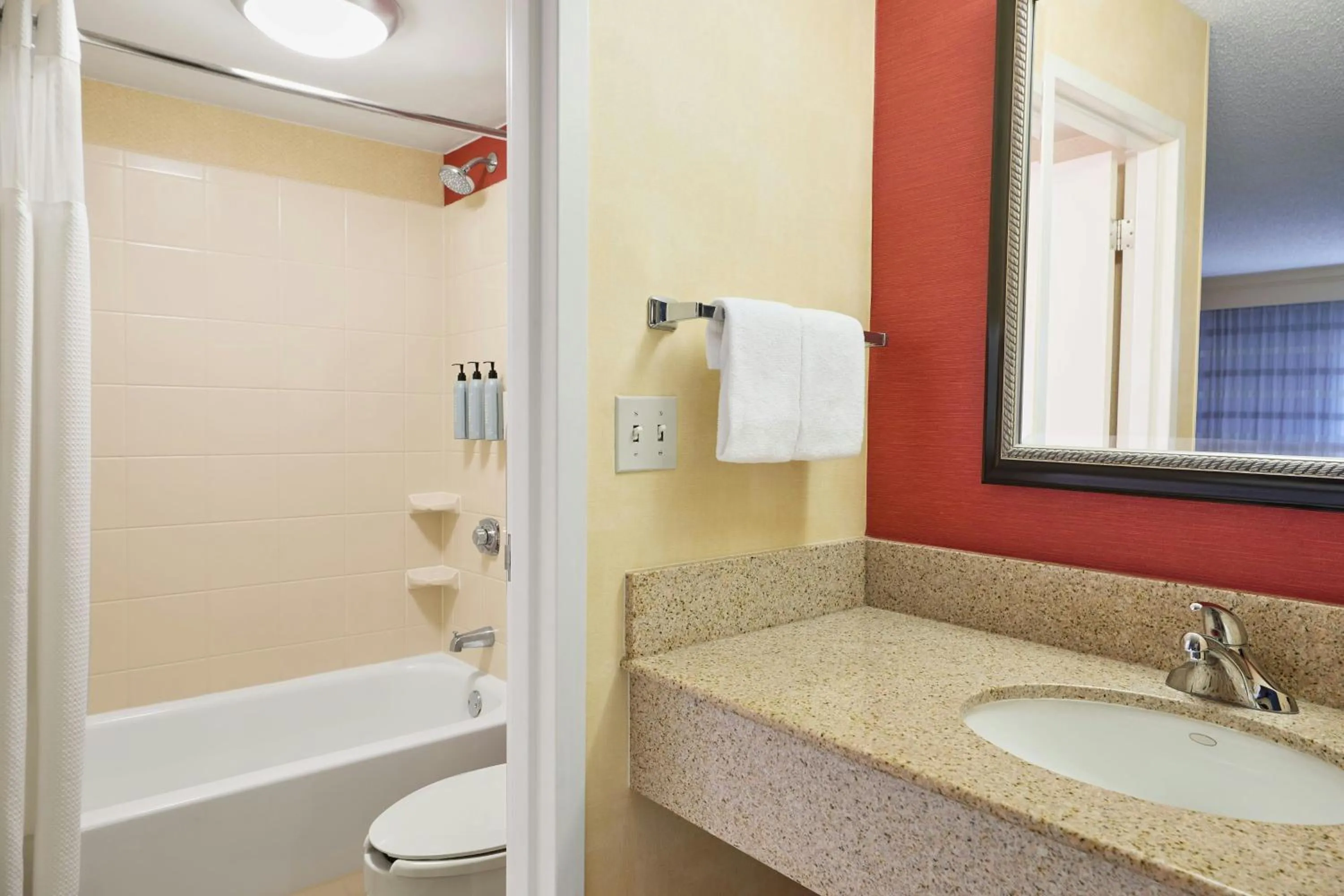 Bathroom in Courtyard Des Moines West/Clive