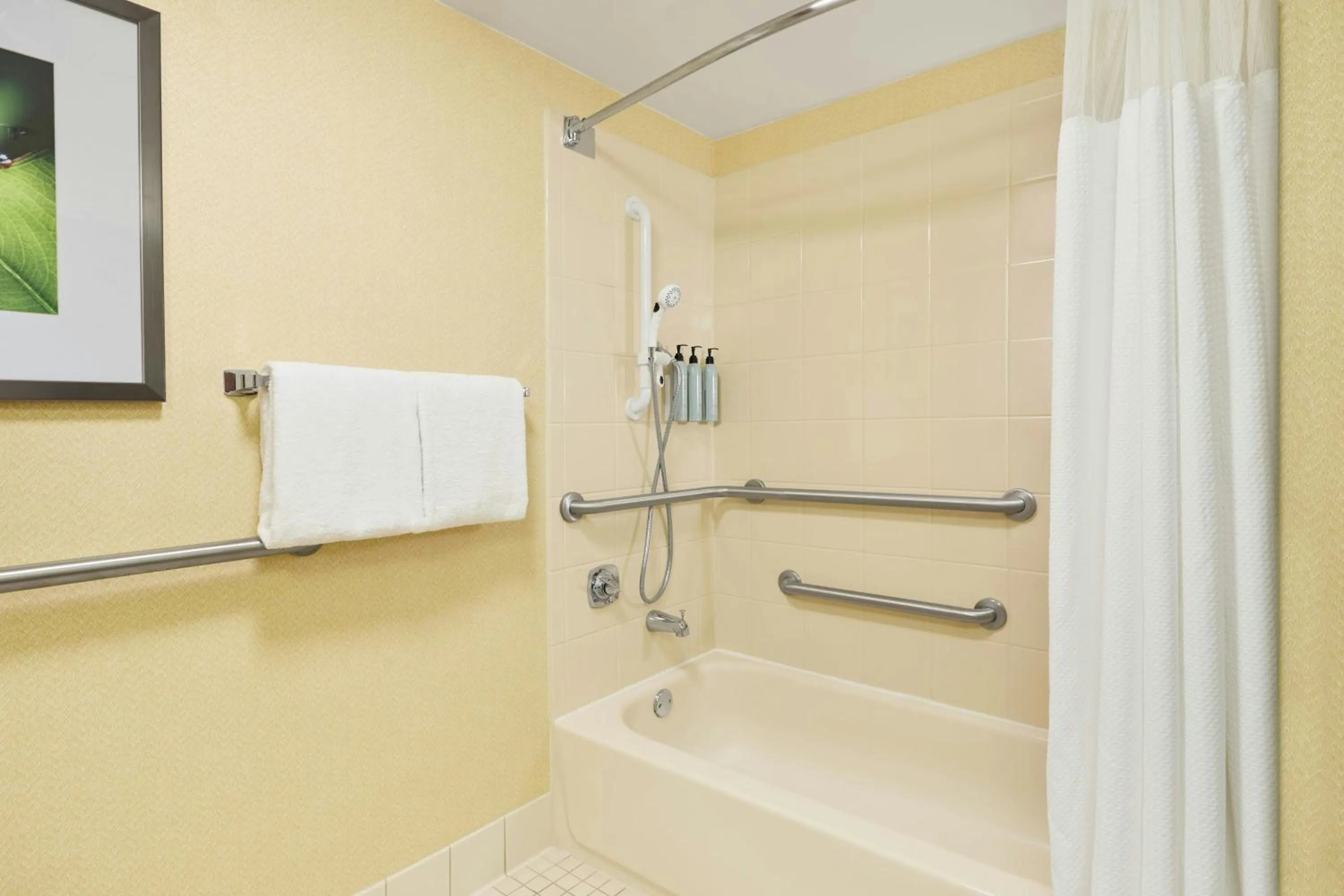 Bathroom in Courtyard Des Moines West/Clive