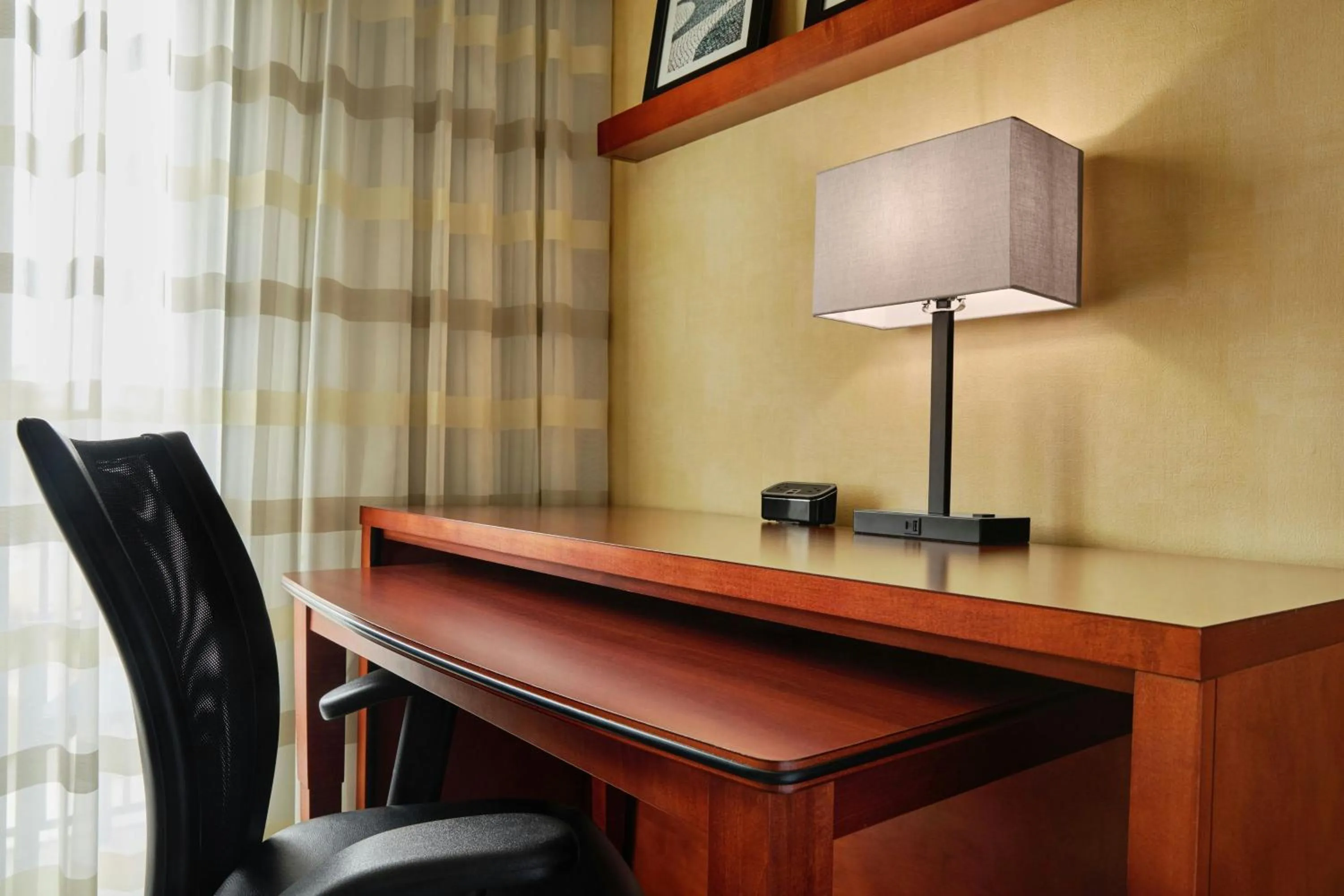 Photo of the whole room in Courtyard Des Moines West/Clive