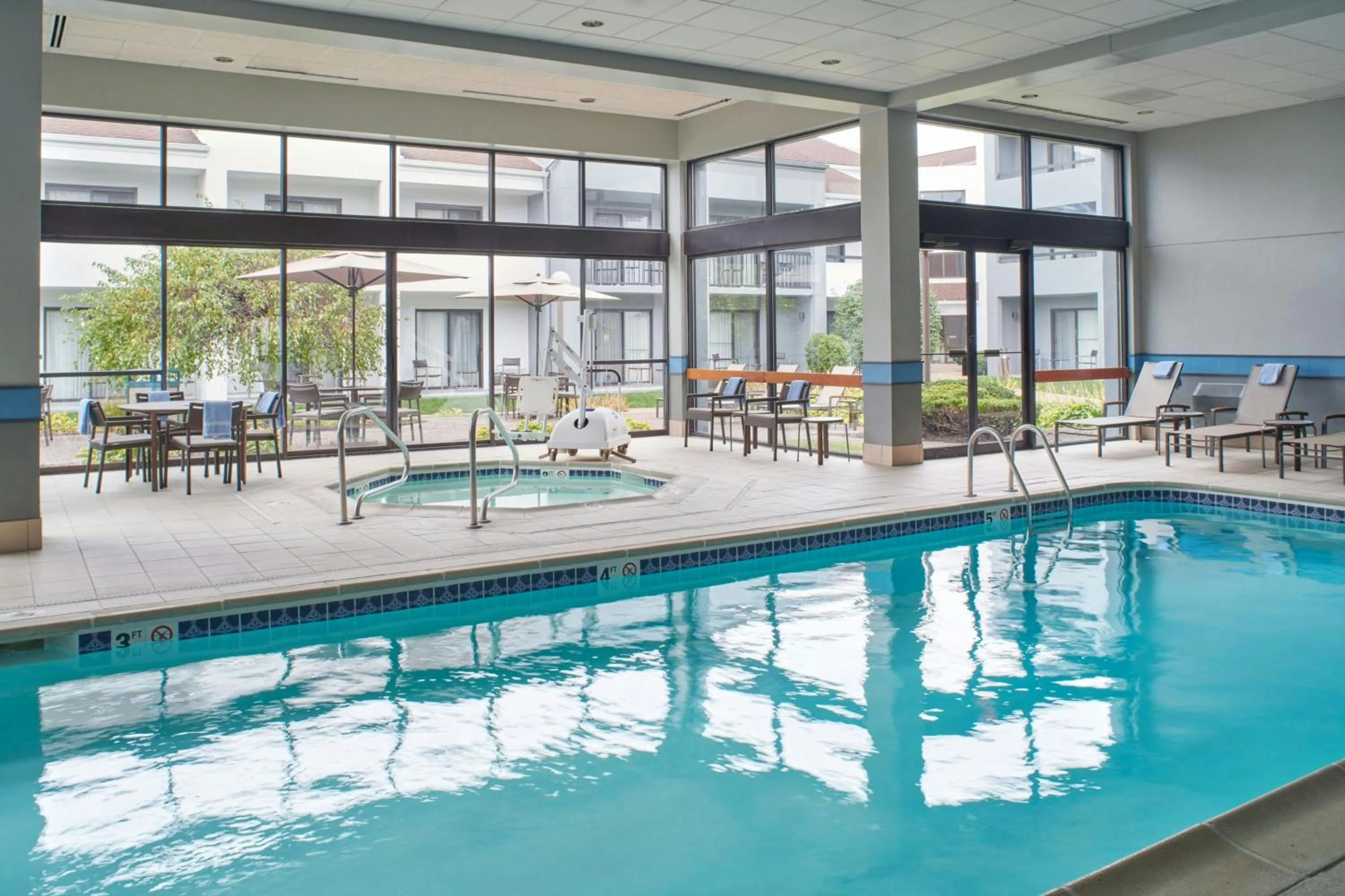 Swimming pool in Courtyard by Marriott Detroit Troy