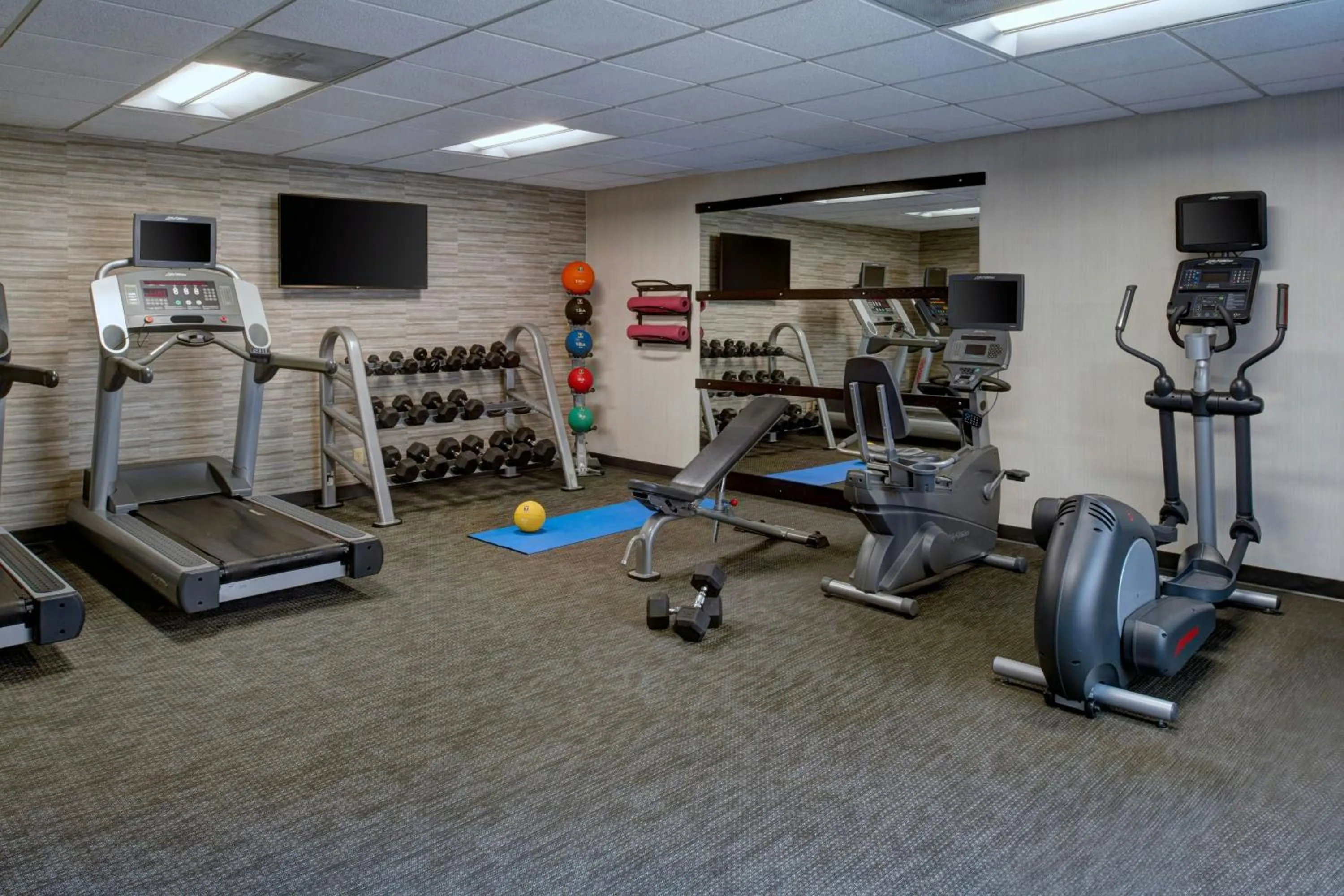 Fitness centre/facilities in Courtyard Detroit Dearborn