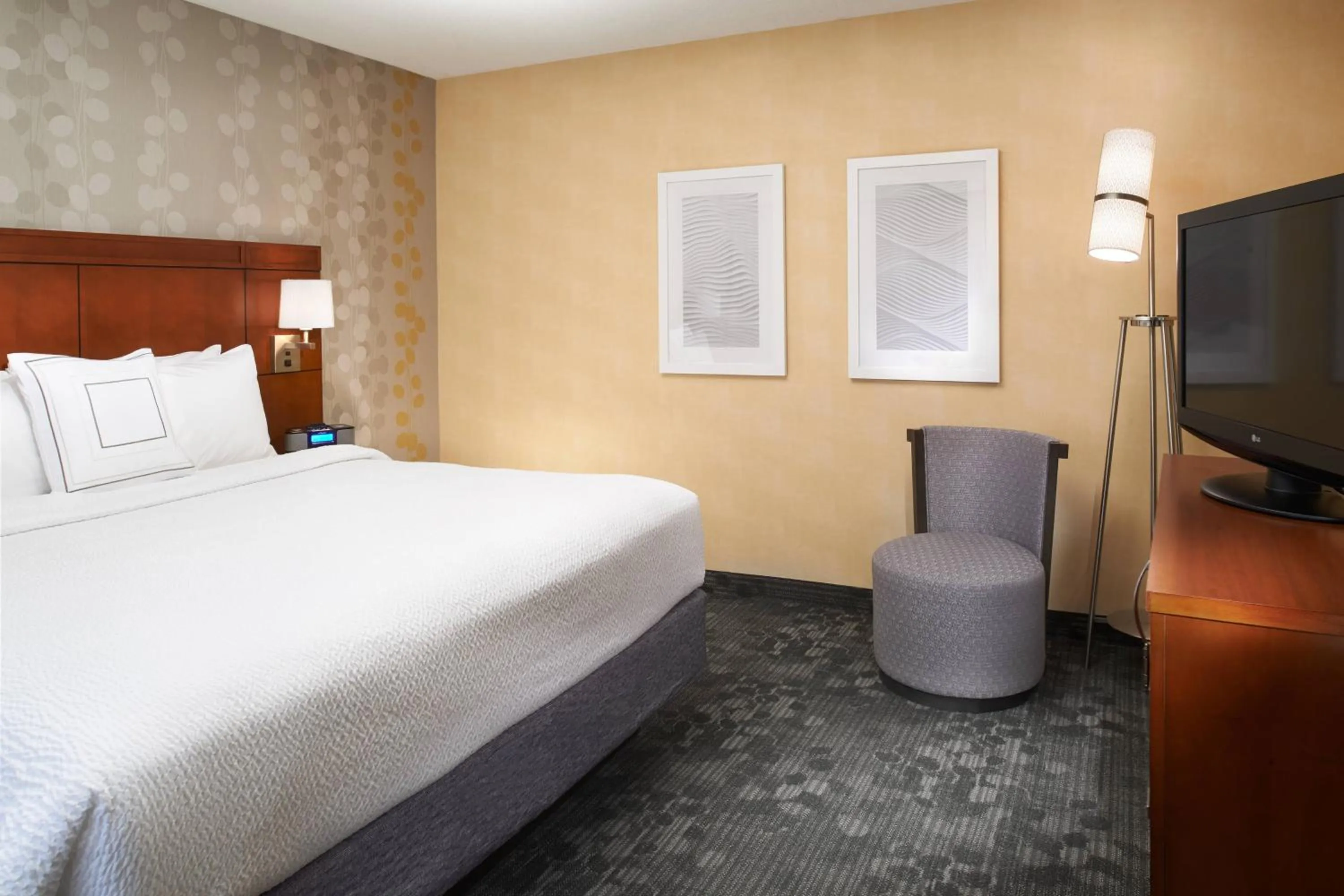 Bedroom, Bed in Courtyard by Marriott Detroit Warren