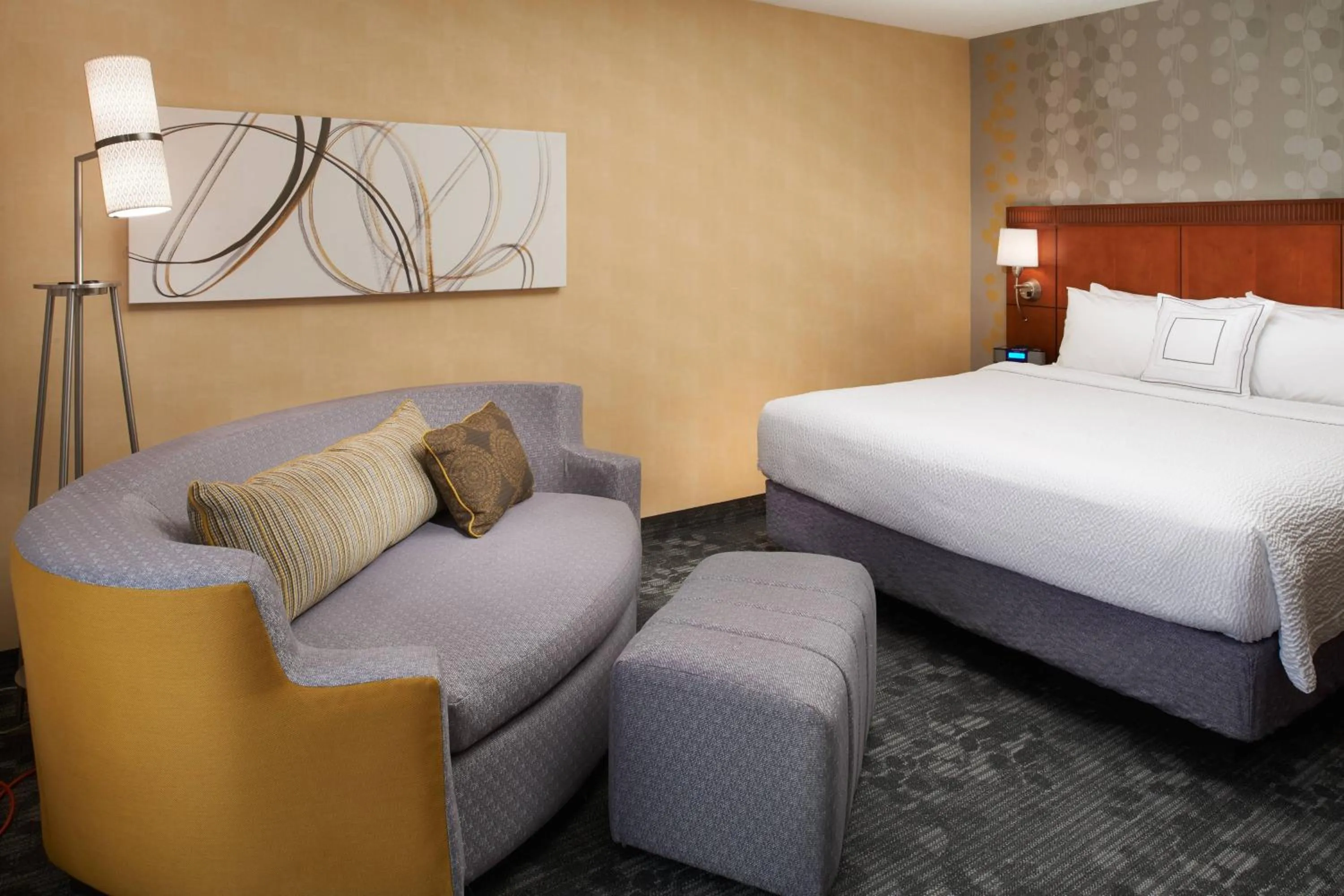 Photo of the whole room, Bed in Courtyard by Marriott Detroit Warren