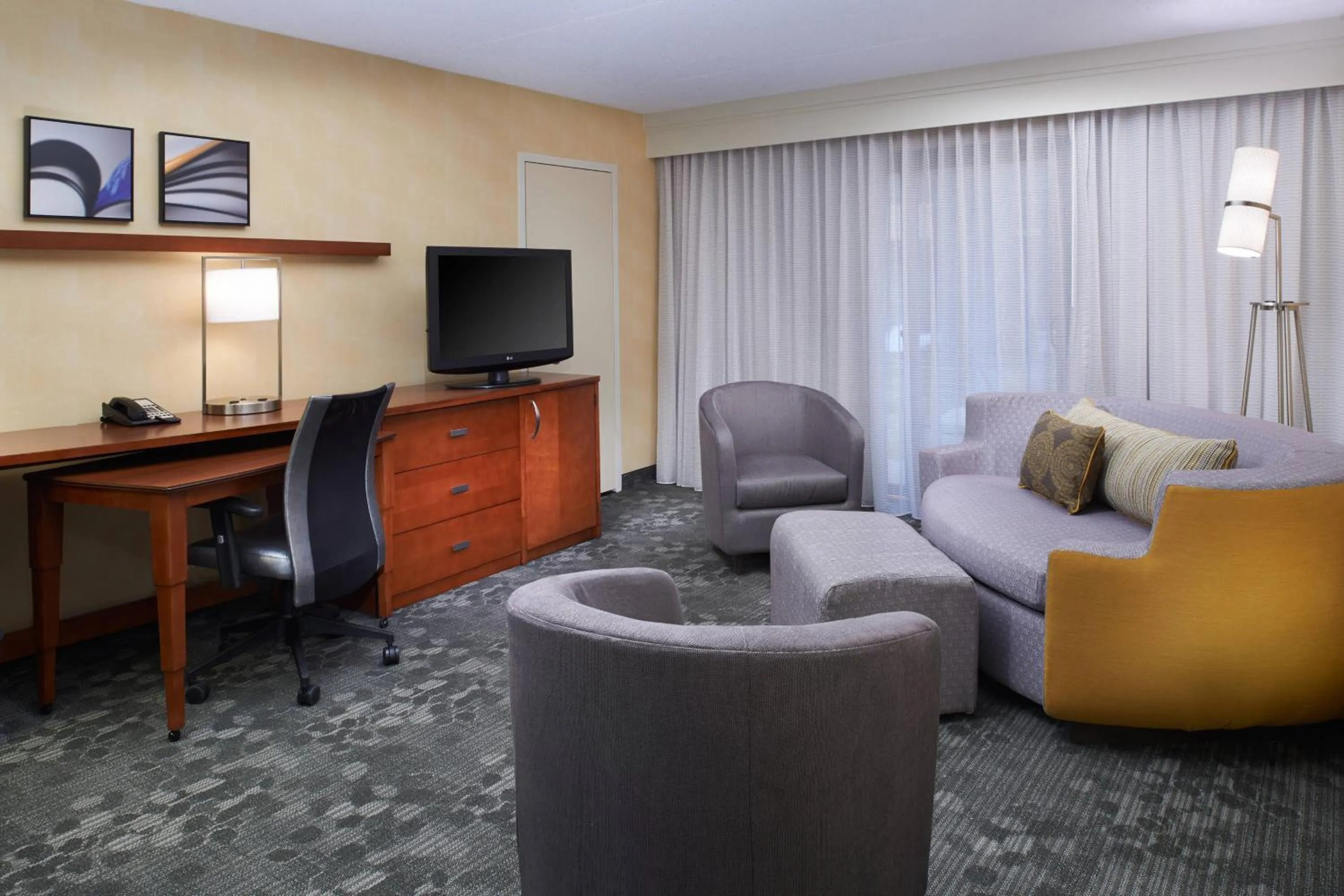 Living room in Courtyard by Marriott Detroit Warren