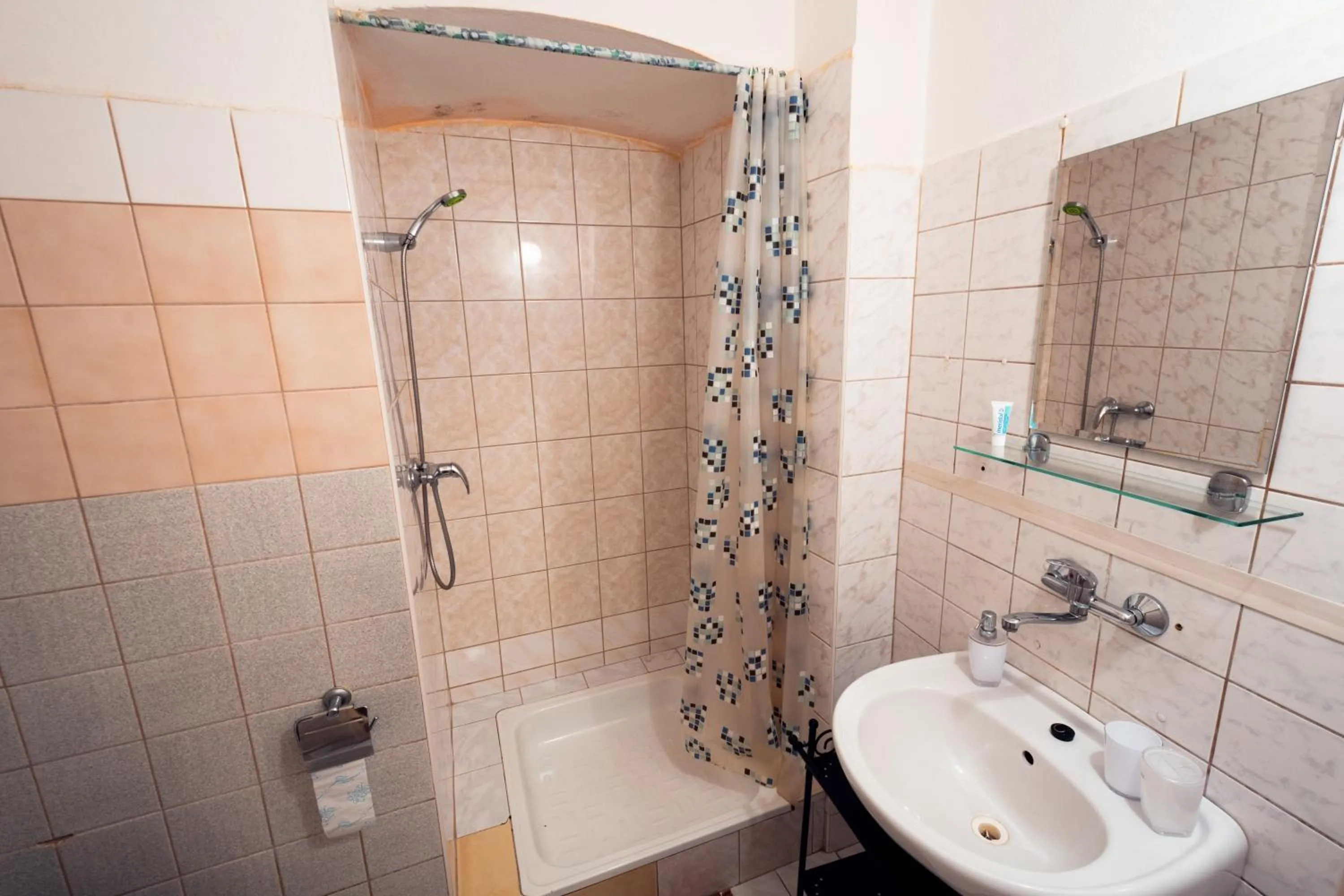 Shower in Red Point