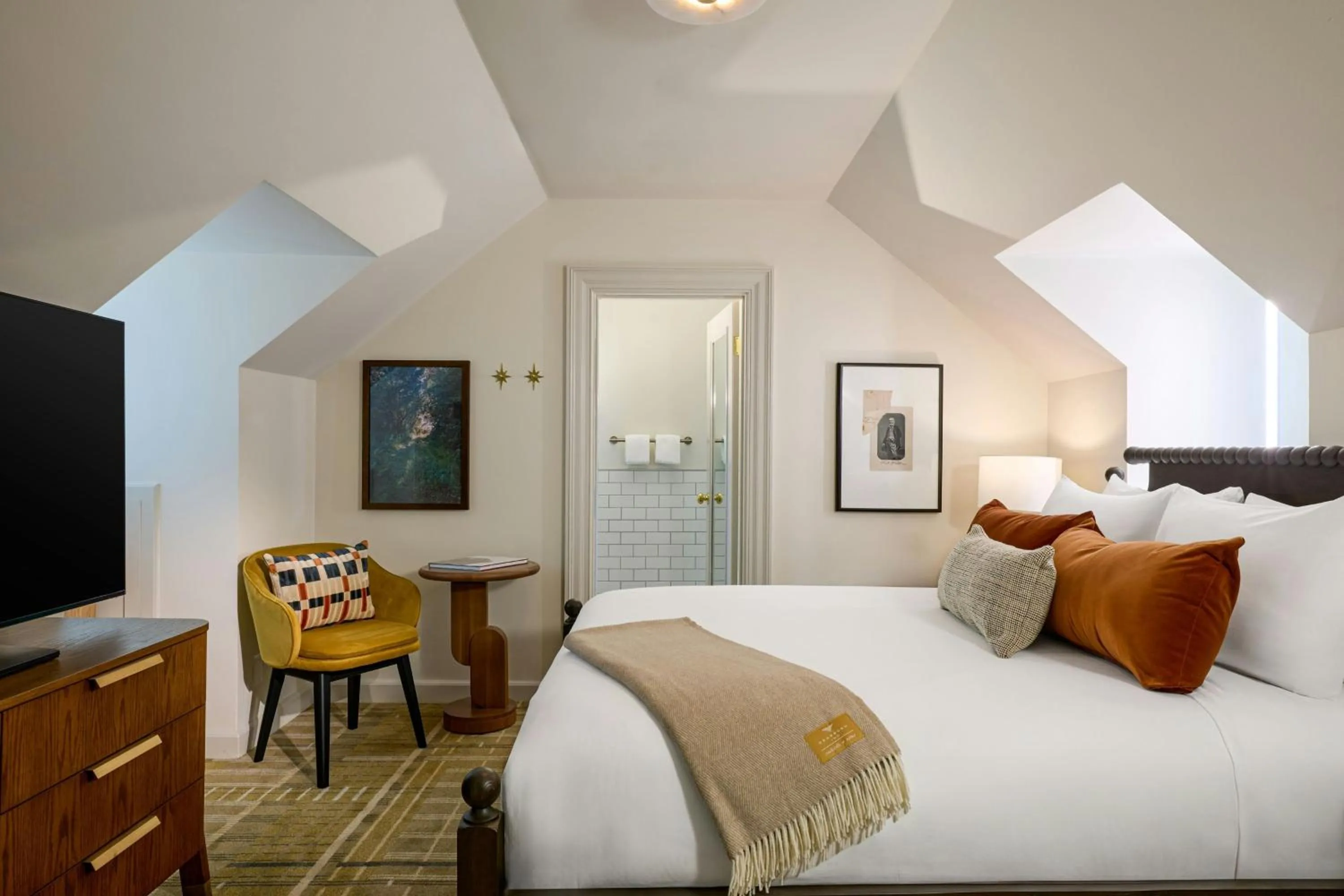 Photo of the whole room, Bed in Dearborn Inn, Autograph Collection