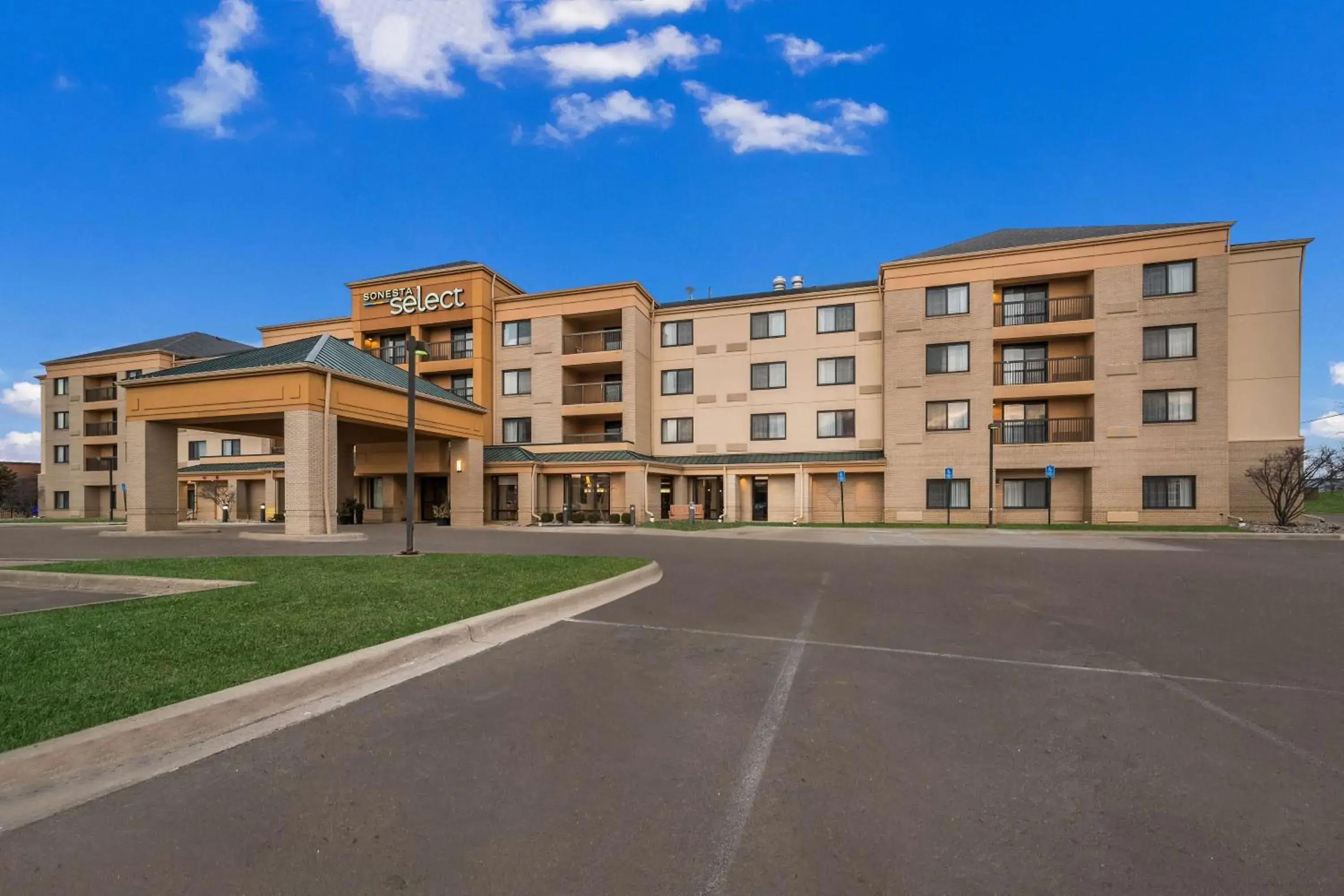 Property building in Sonesta Select Detroit Novi Property building in Sonesta Select Detroit Novi