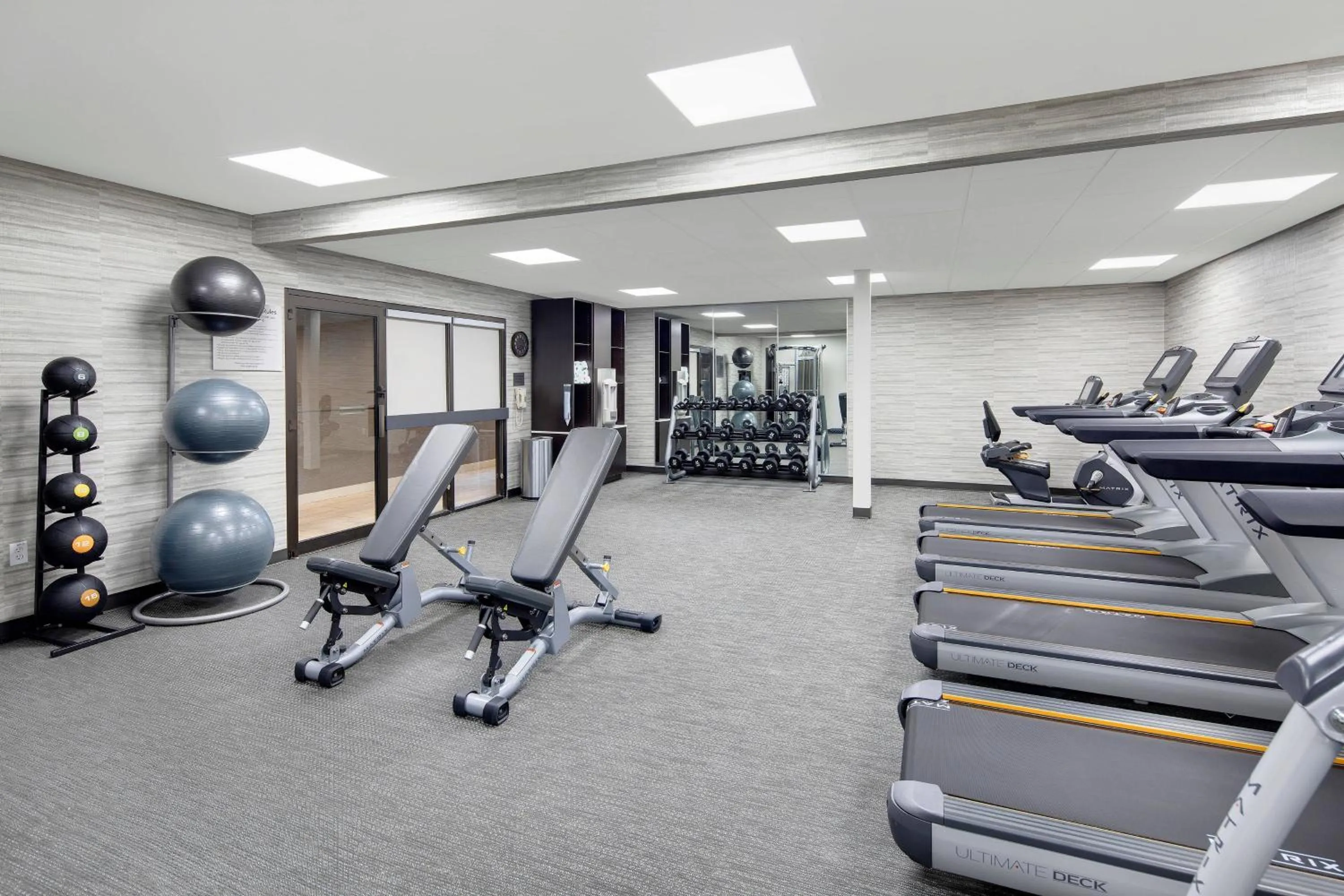 Fitness centre/facilities in Courtyard Detroit Southfield