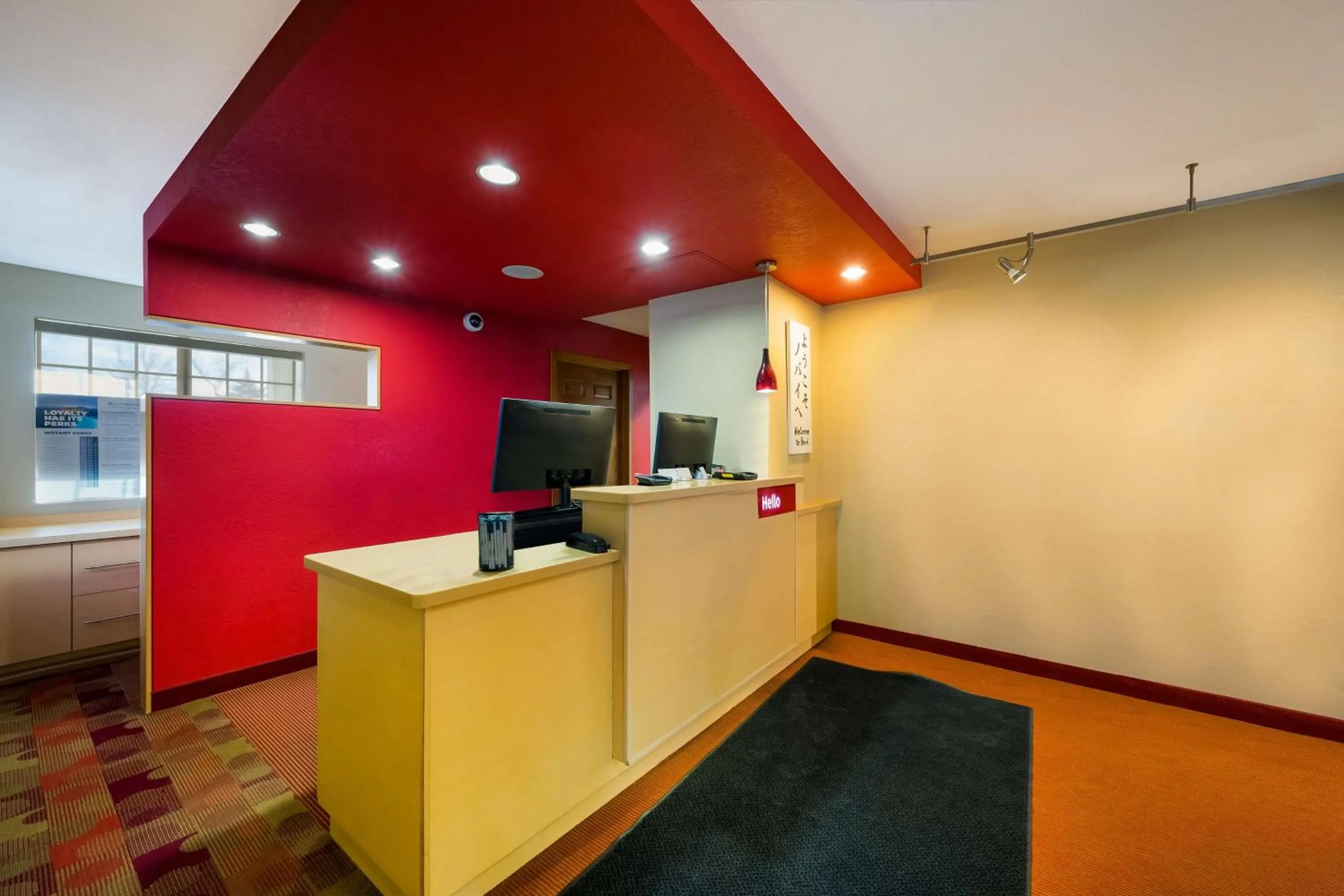 Lobby or reception in Sonesta Simply Suites Detroit Novi