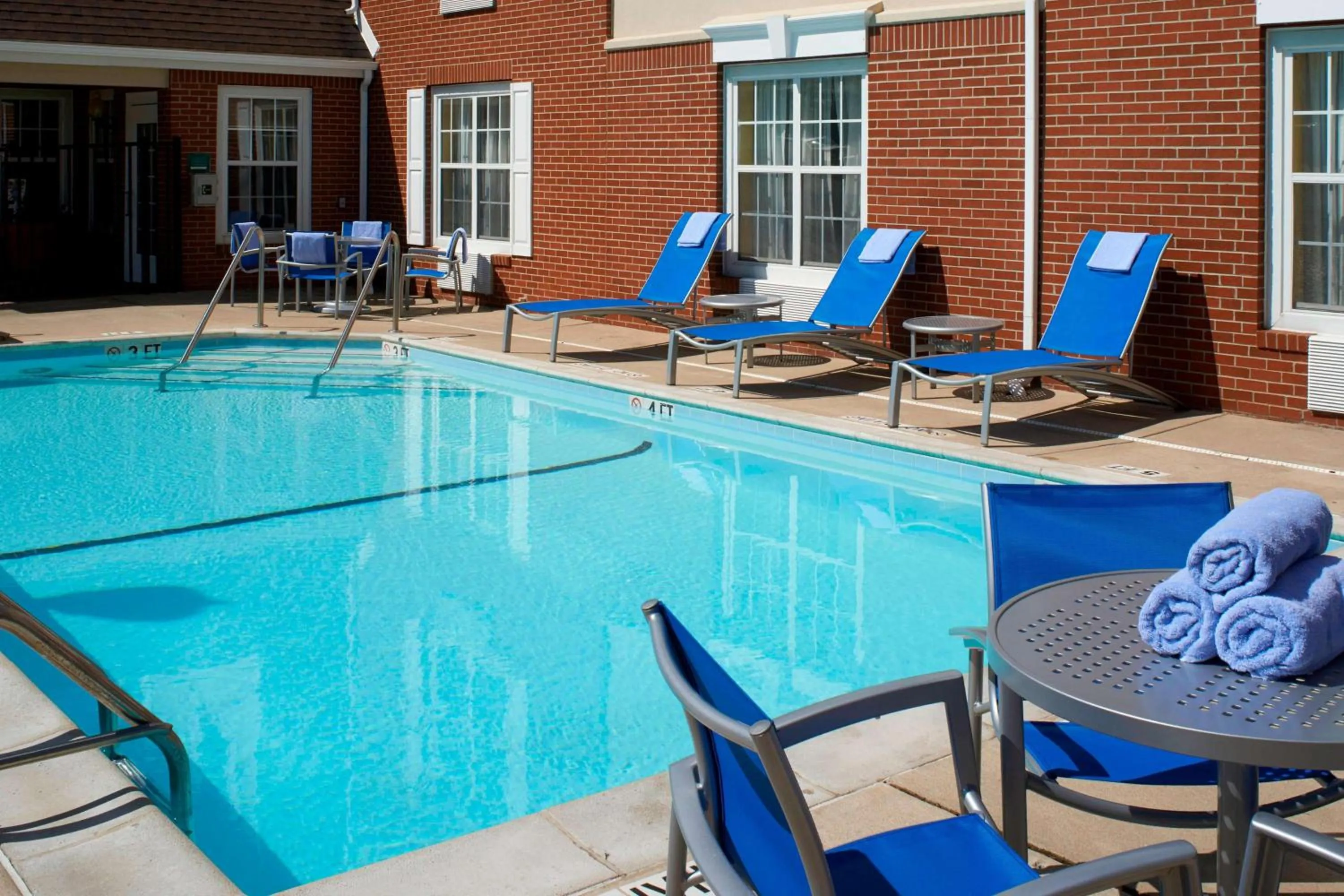 Swimming pool in Sonesta Simply Suites Detroit Novi