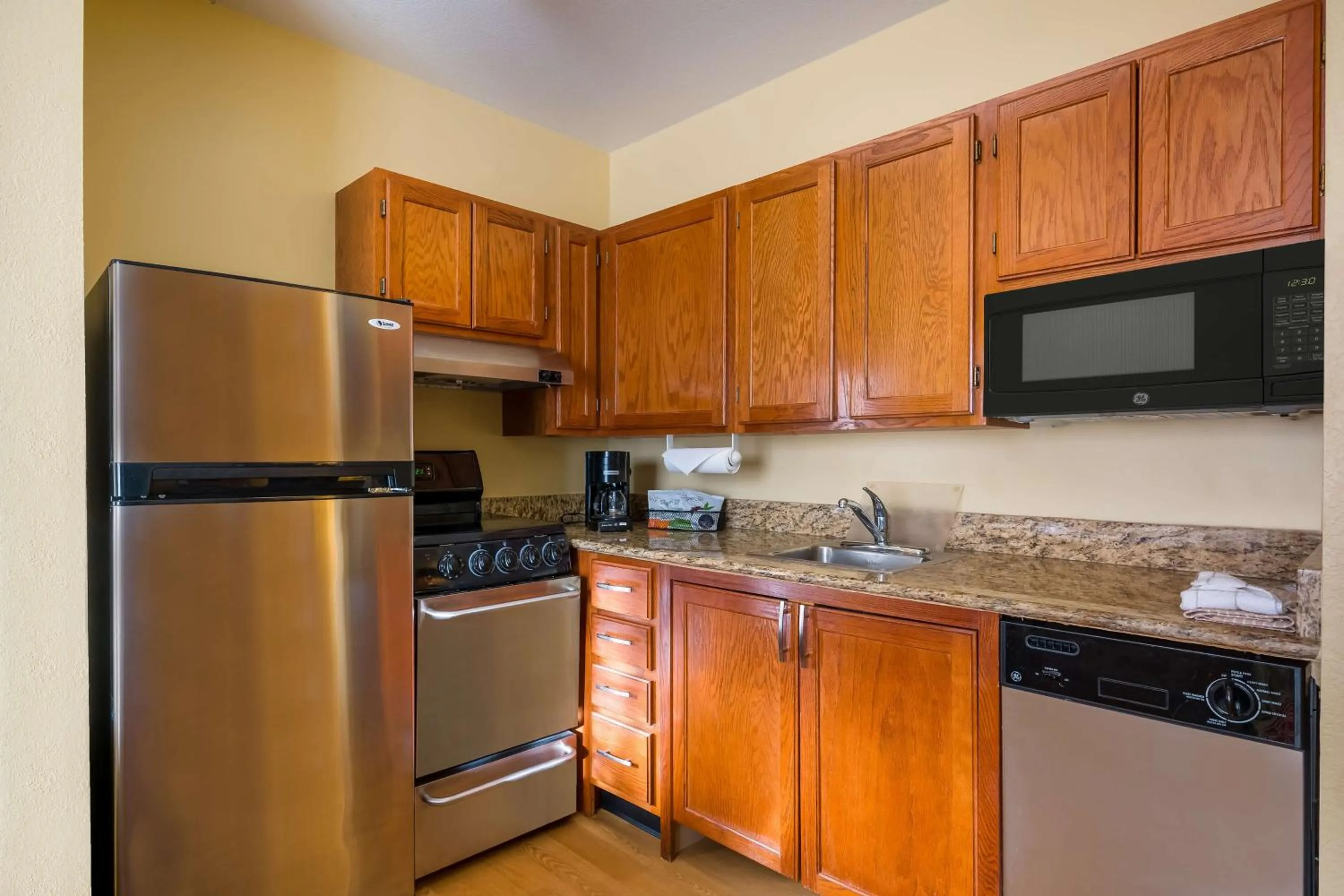Kitchen or kitchenette in Sonesta Simply Suites Detroit Novi