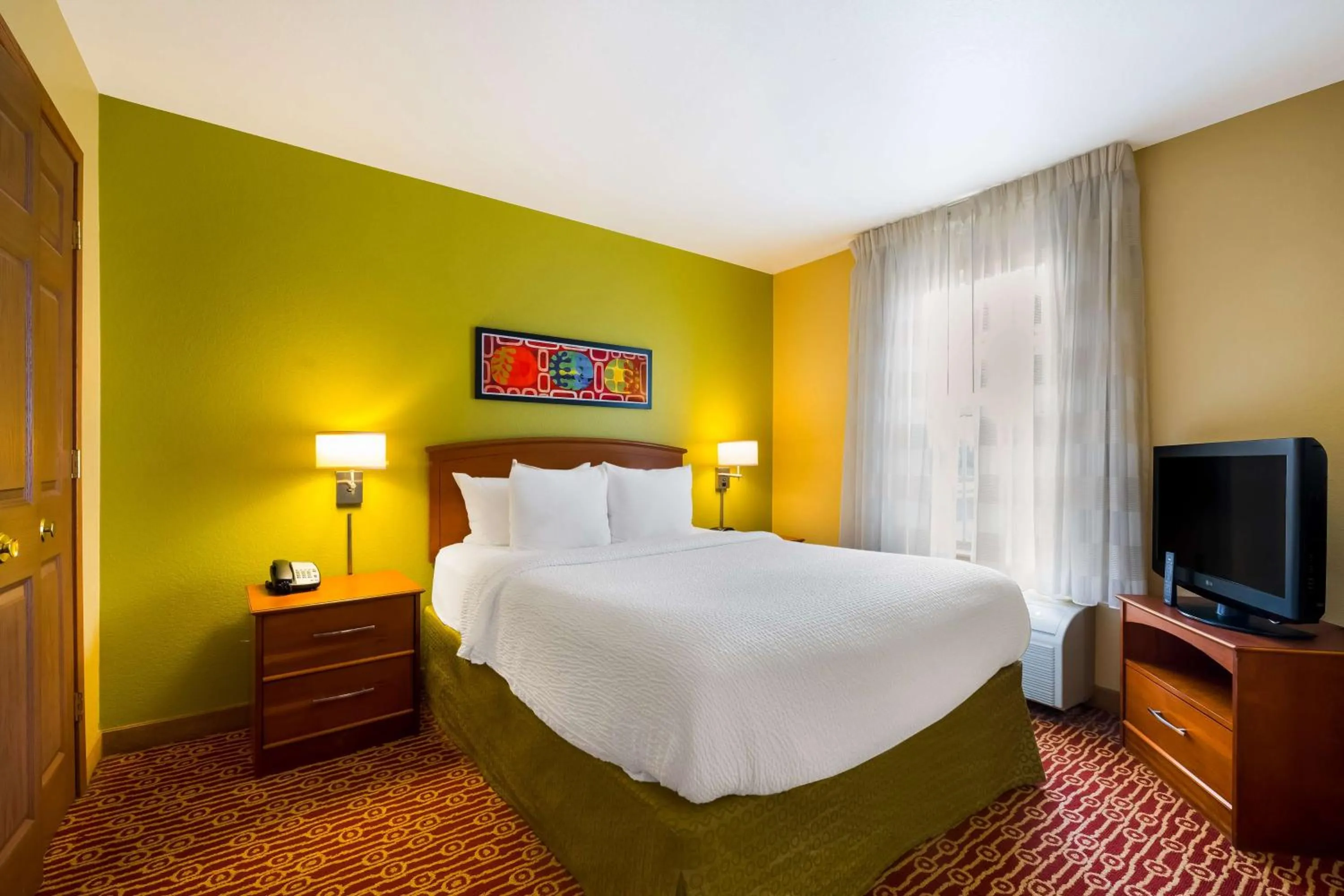 Photo of the whole room, Bed in Sonesta Simply Suites Detroit Novi