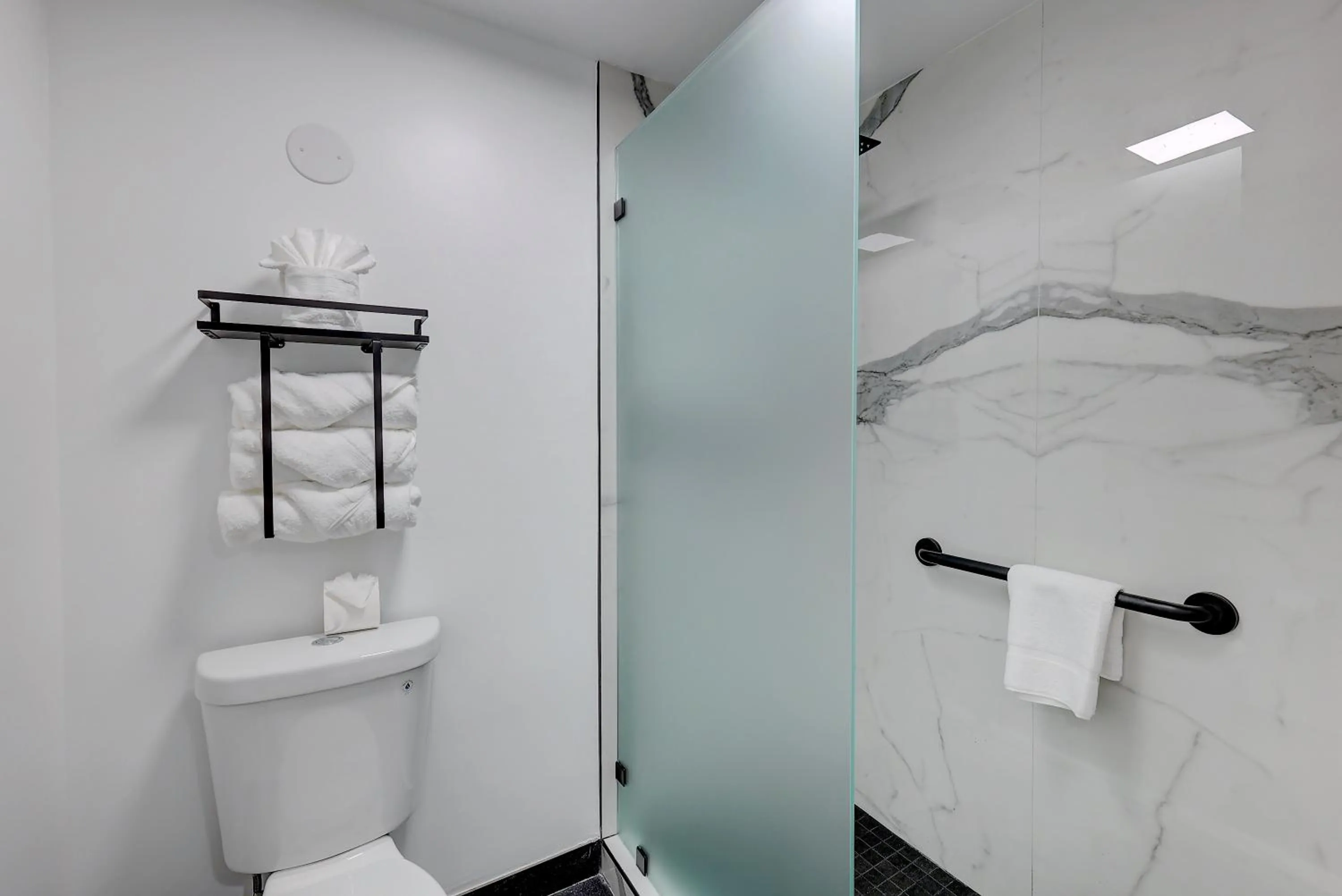 Shower in Hotel Ash&9th