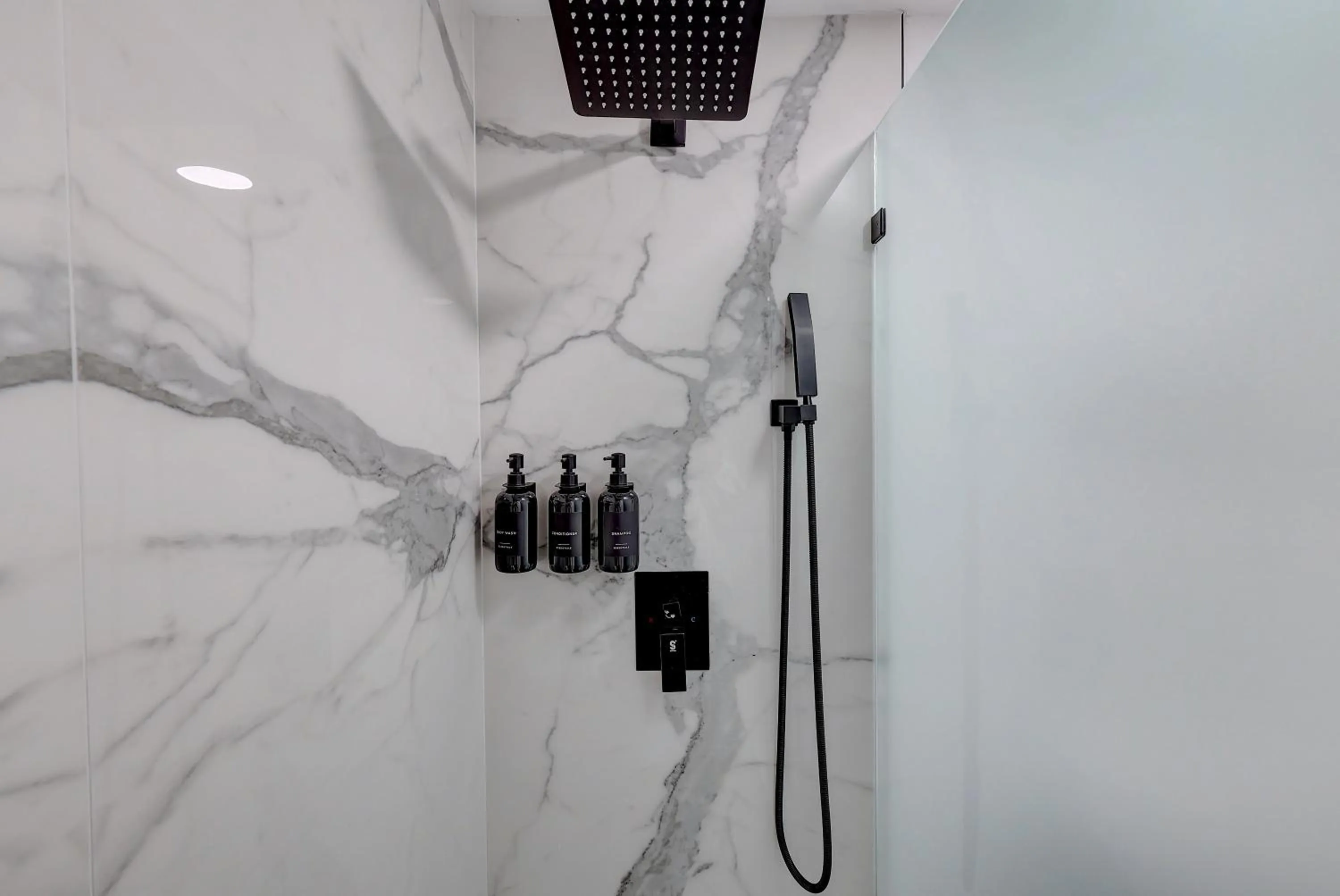 Shower in Hotel Ash&9th