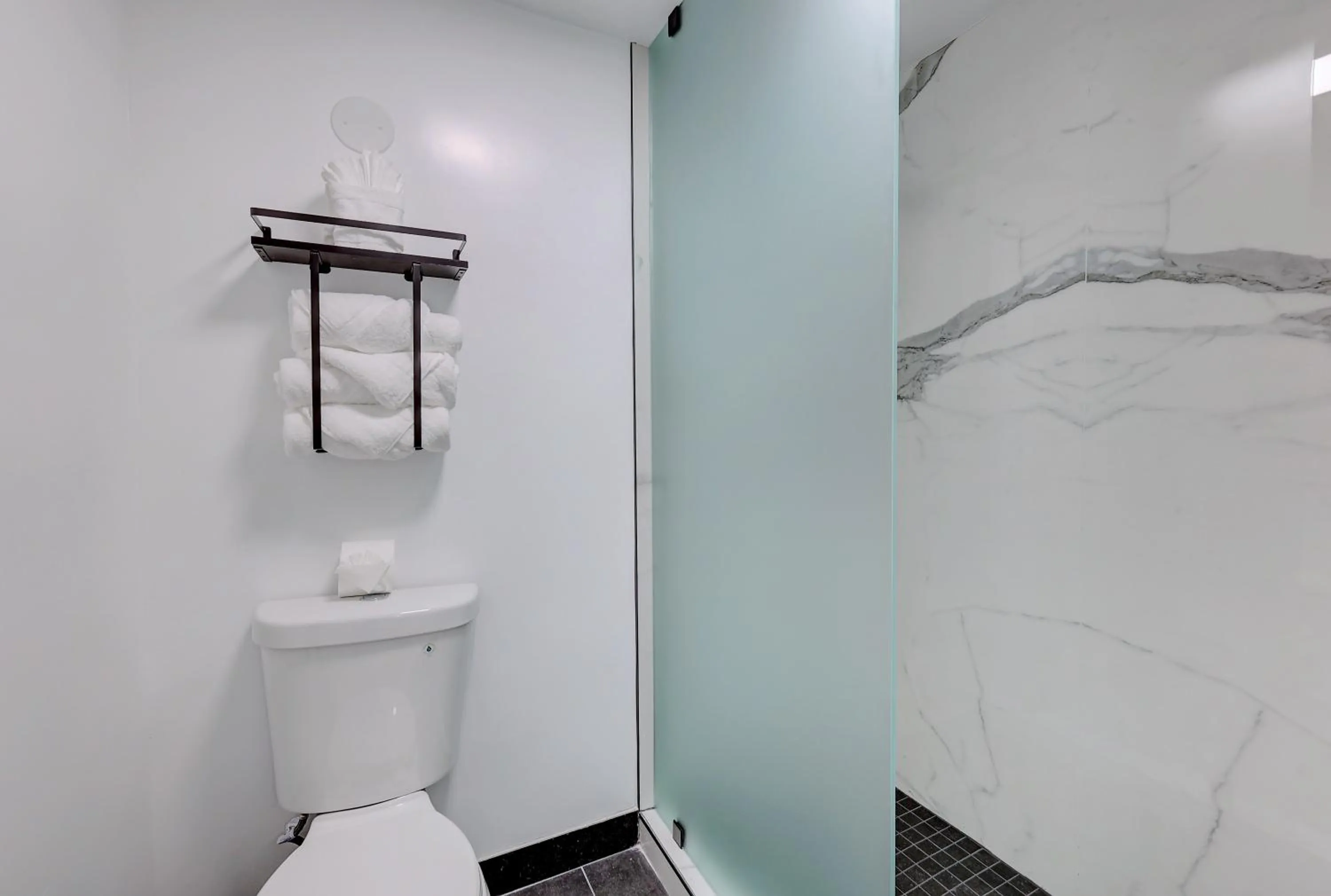 Shower in Hotel Ash&9th