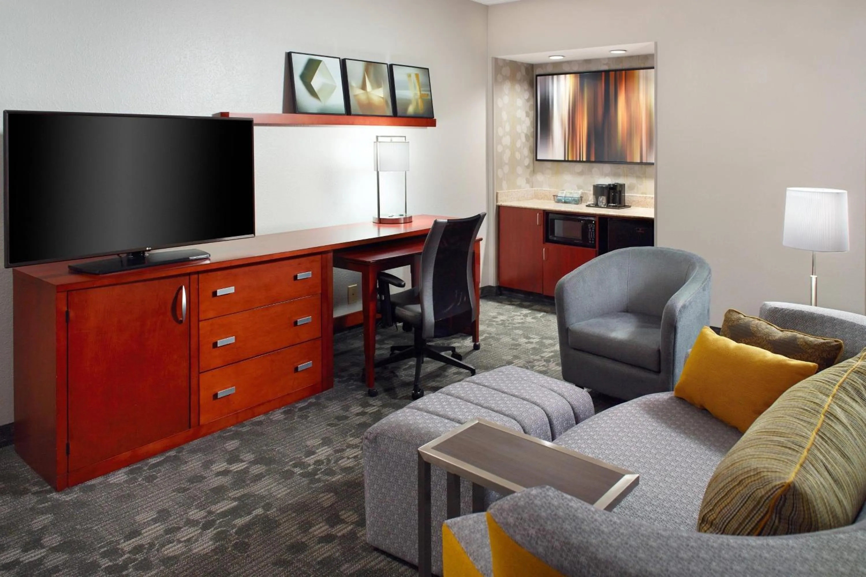 Living room in Courtyard by Marriott Greensboro