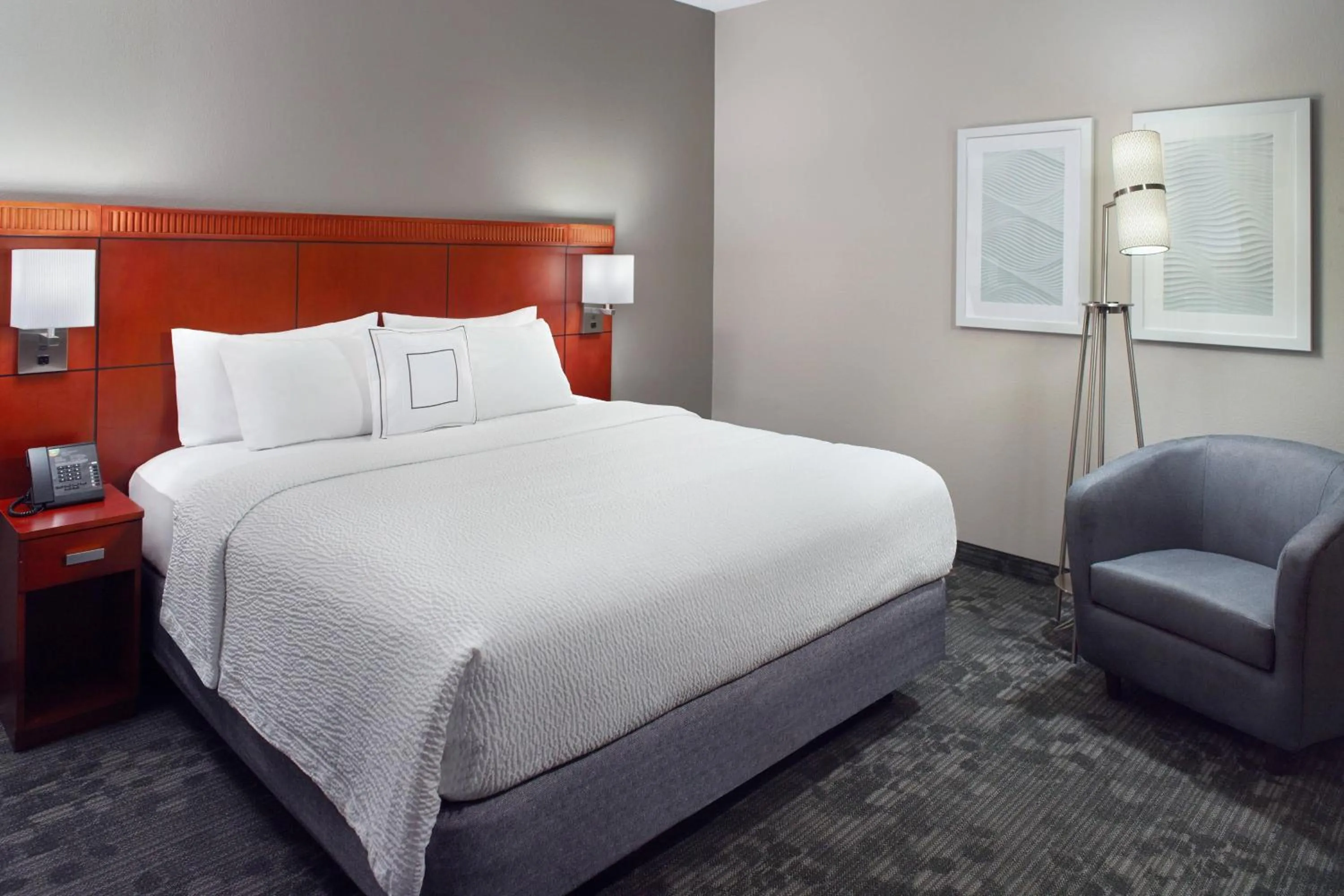 Bedroom, Bed in Courtyard by Marriott Greensboro