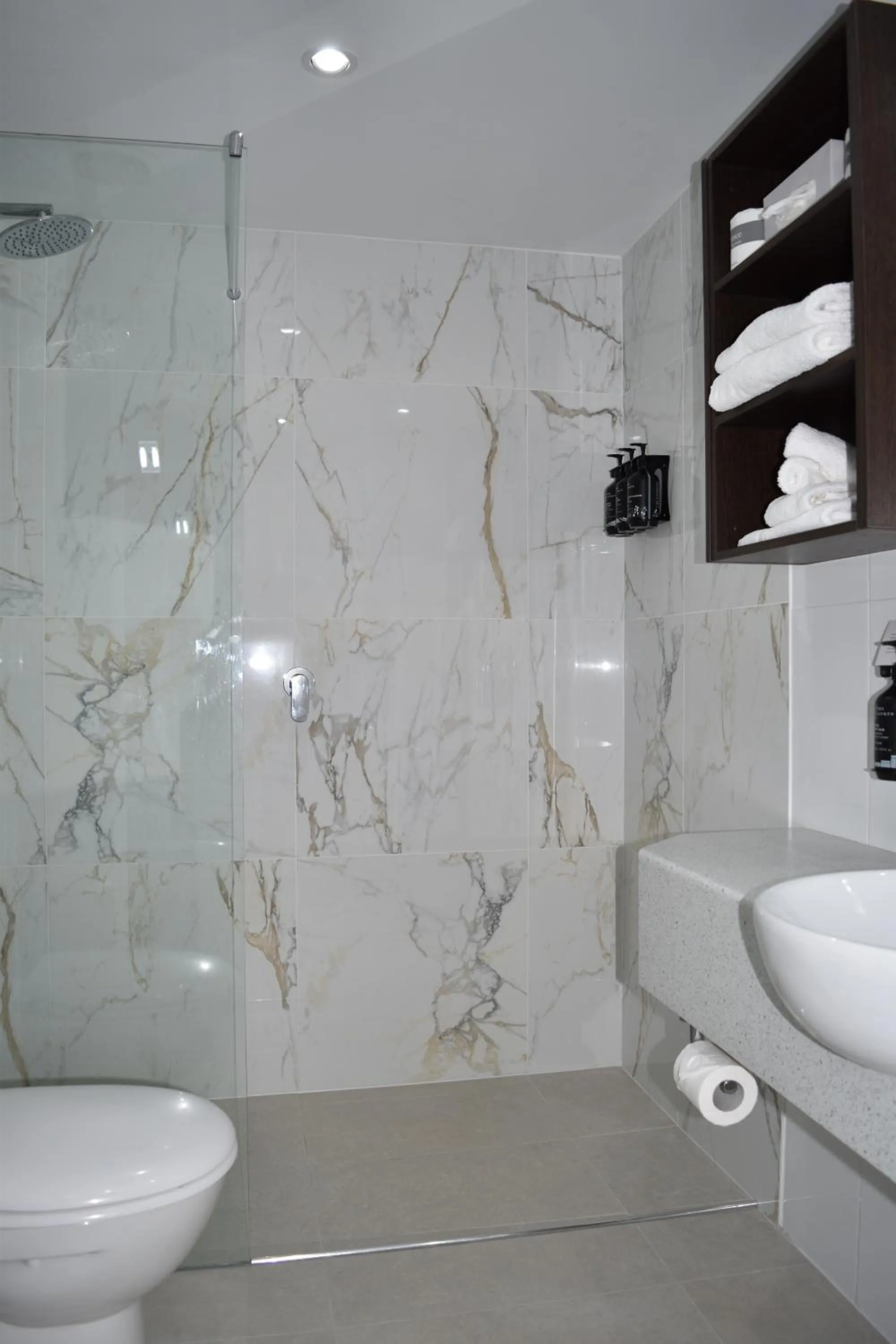 Shower in Mantra Quayside Port Macquarie