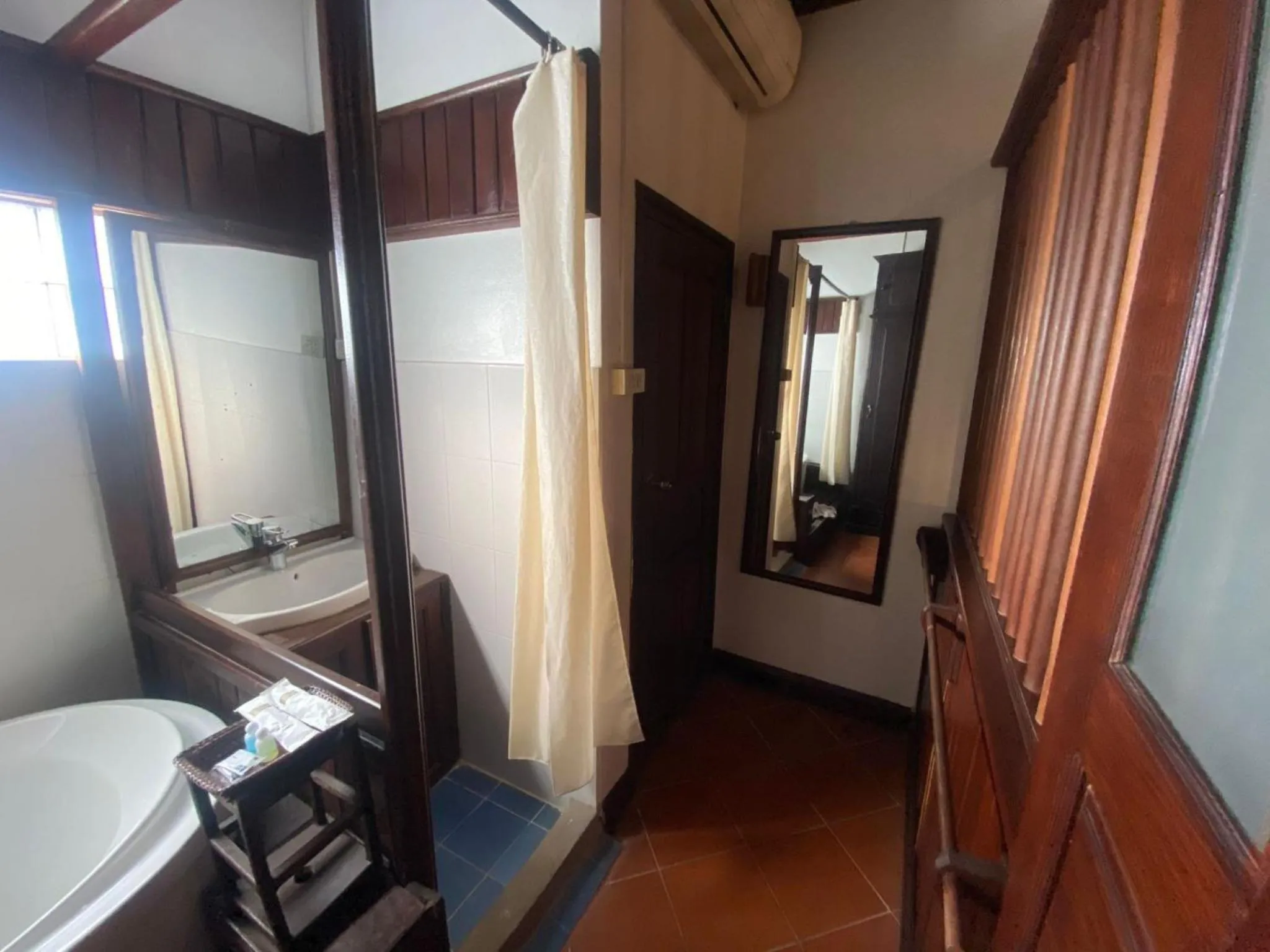 Bathroom in Vangsavath Hotel