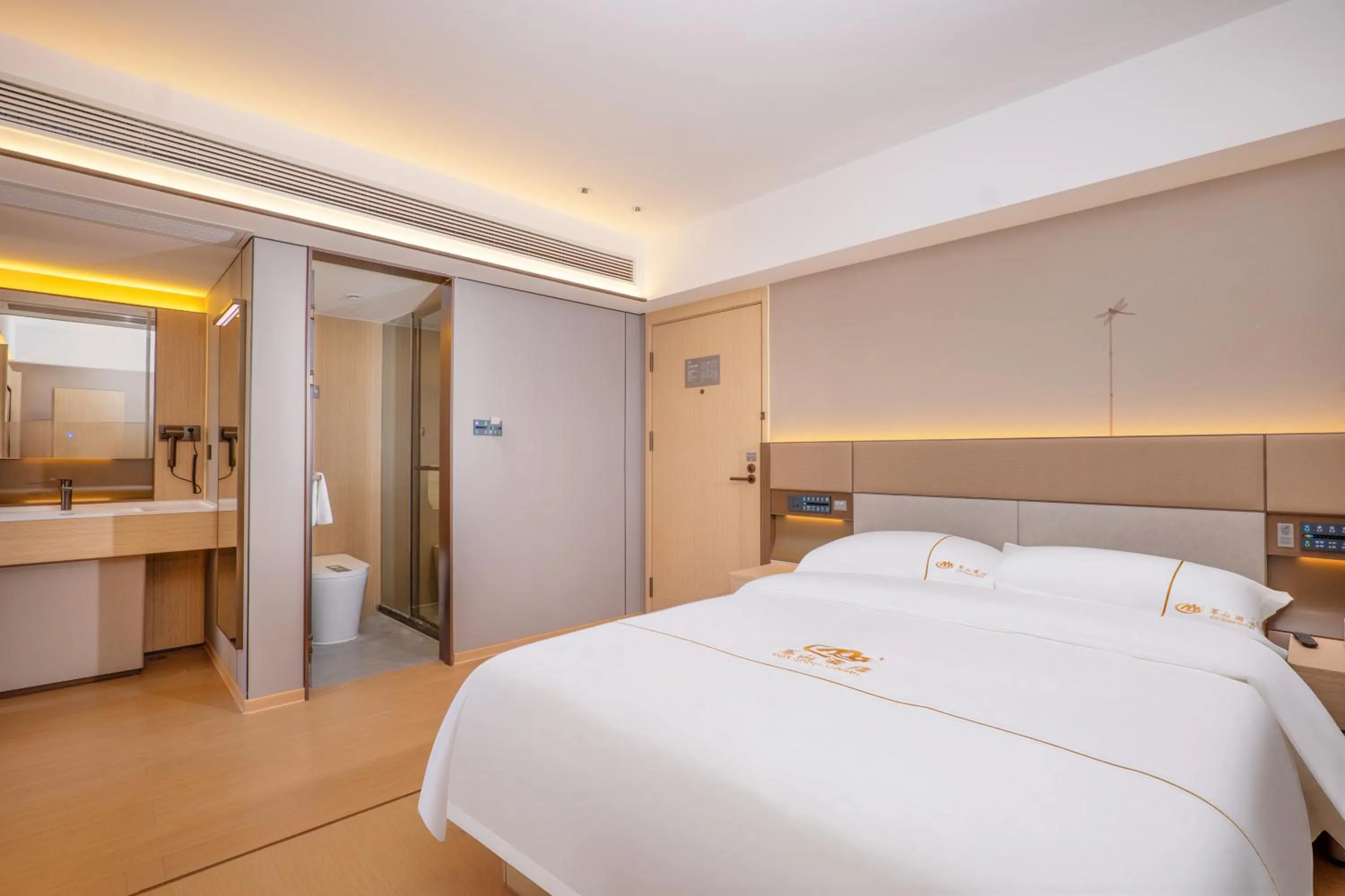 Photo of the whole room, Bed in Guangzhou Junshan Hotel