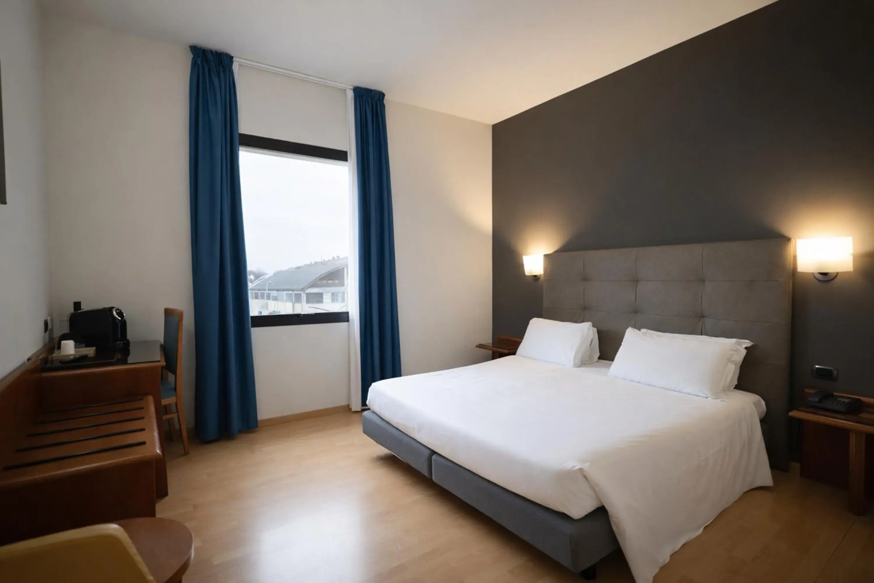 Bed in LVG Hotel Collection - Gardenia Bed in LVG Hotel Collection - Gardenia