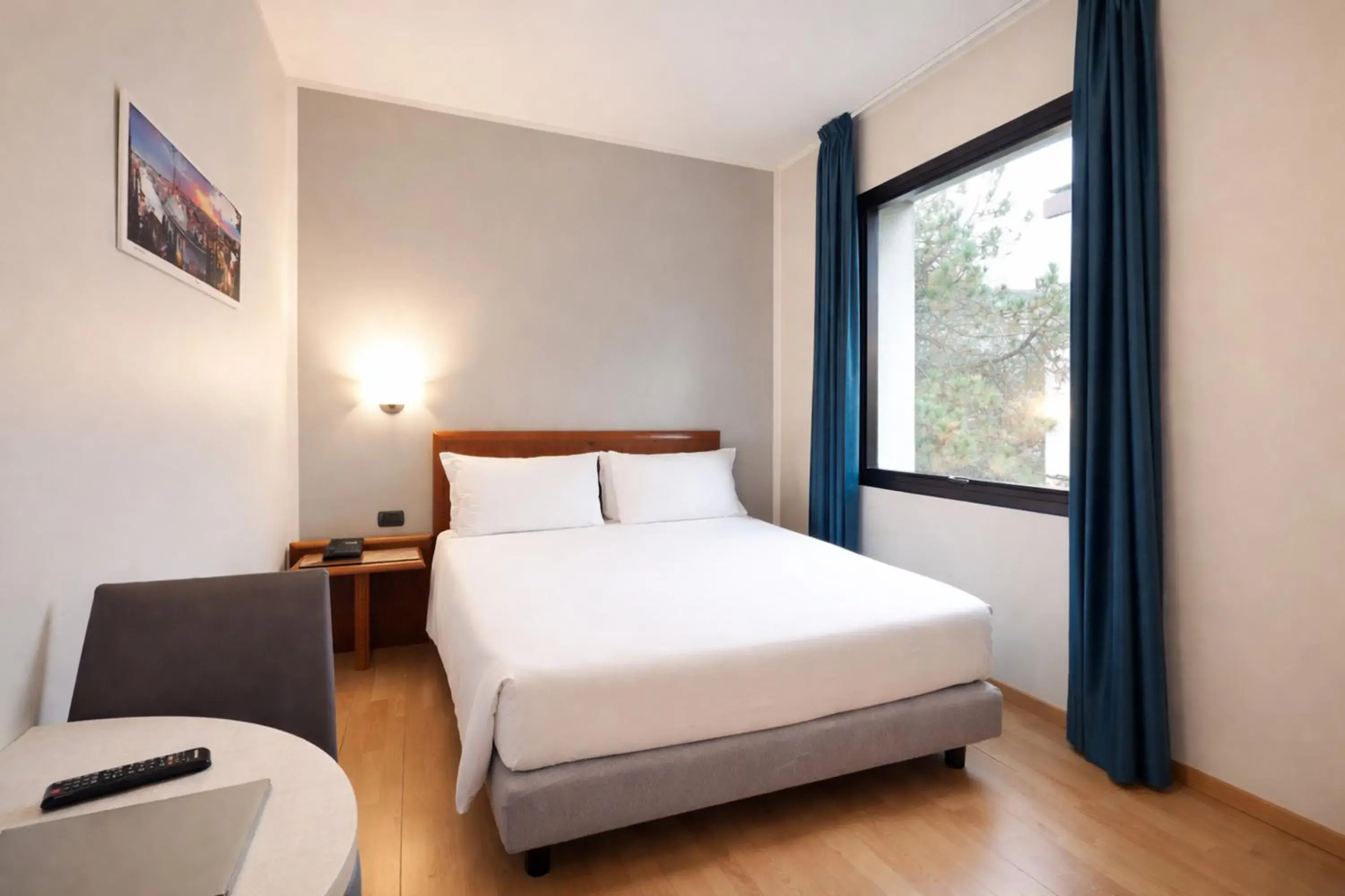 Bed in LVG Hotel Collection - Gardenia Bed in LVG Hotel Collection - Gardenia