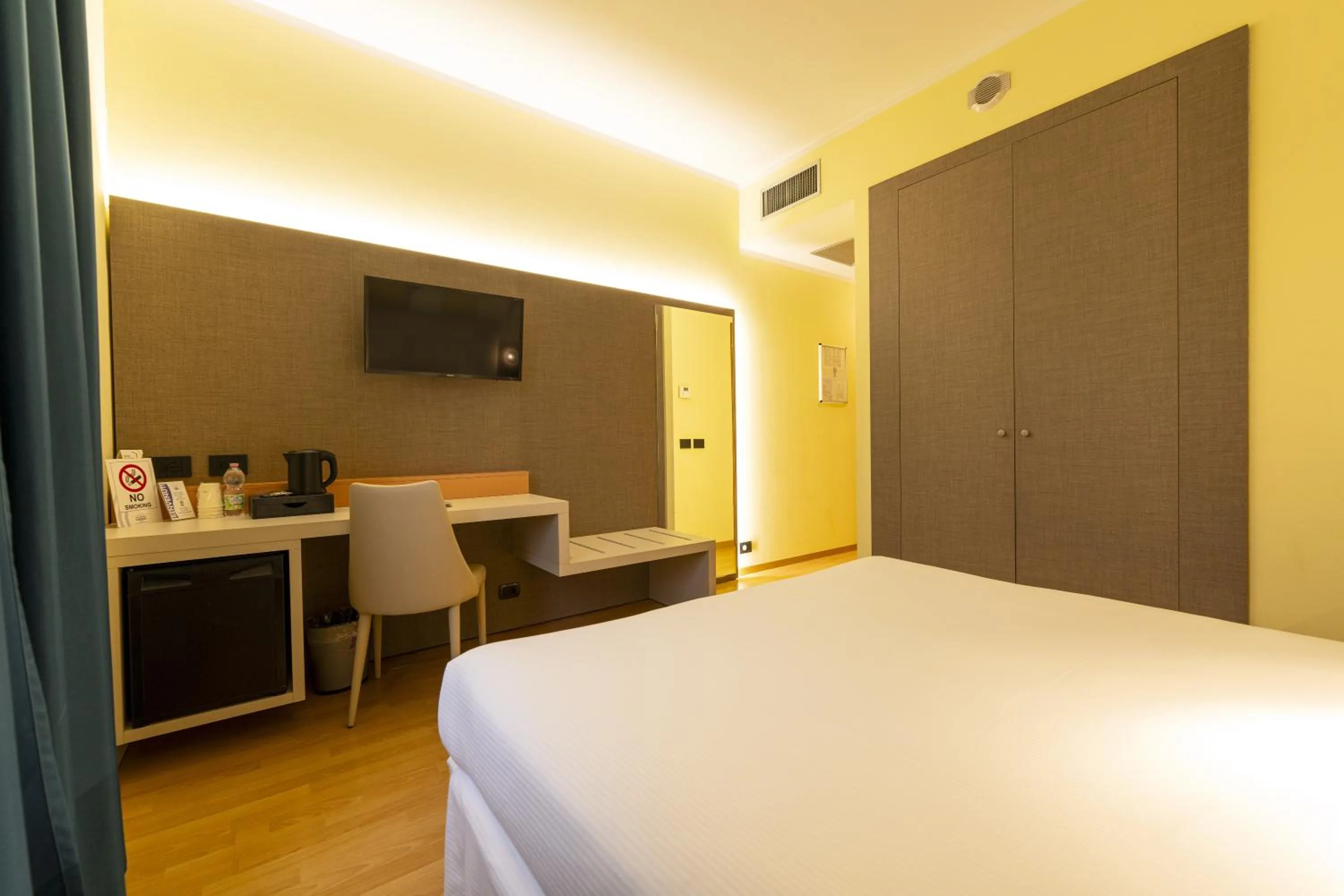 Coffee/tea facilities, Bed in LVG Hotel Collection - Gardenia