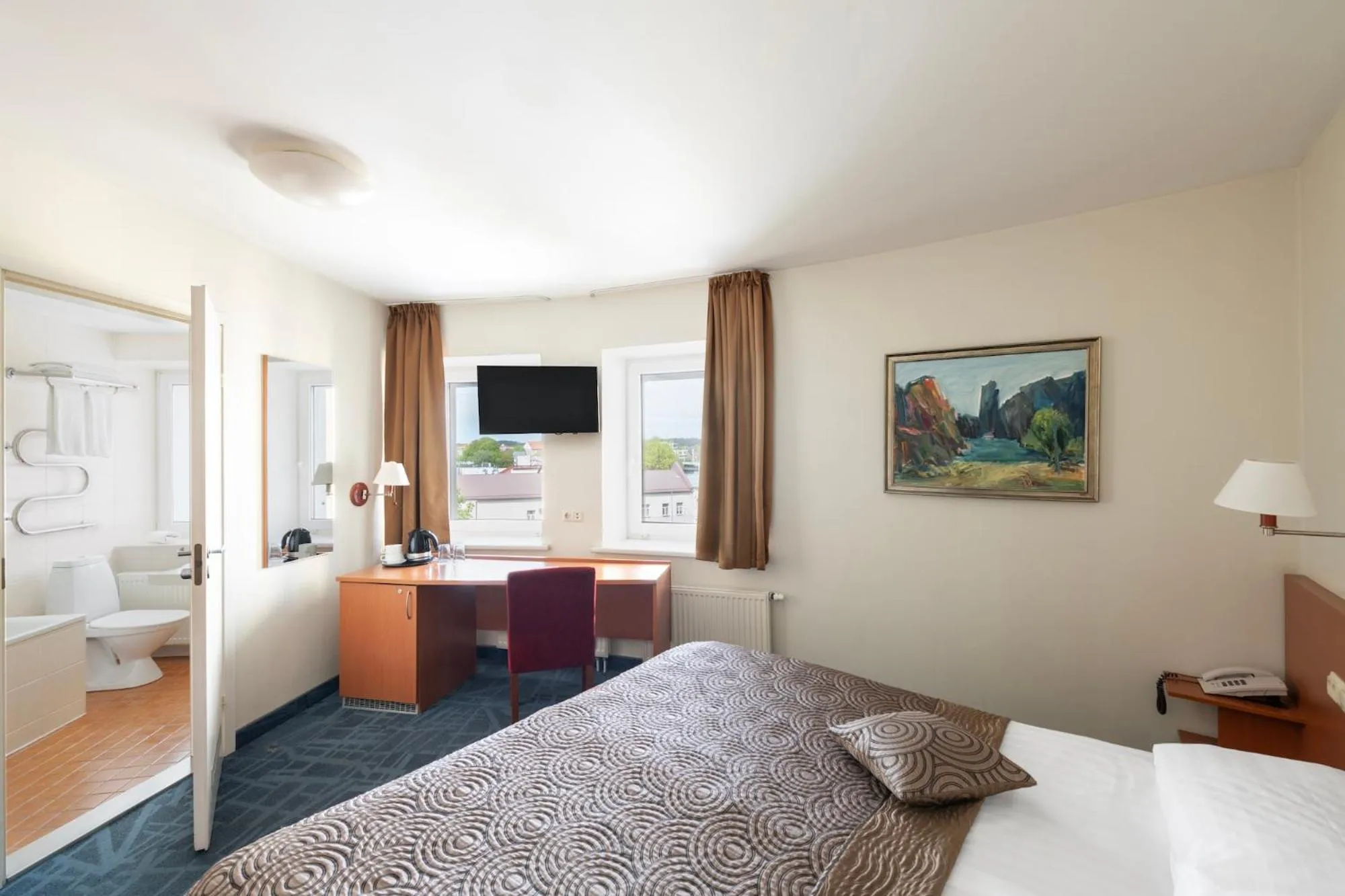 Bathroom, Bed in Art City Inn