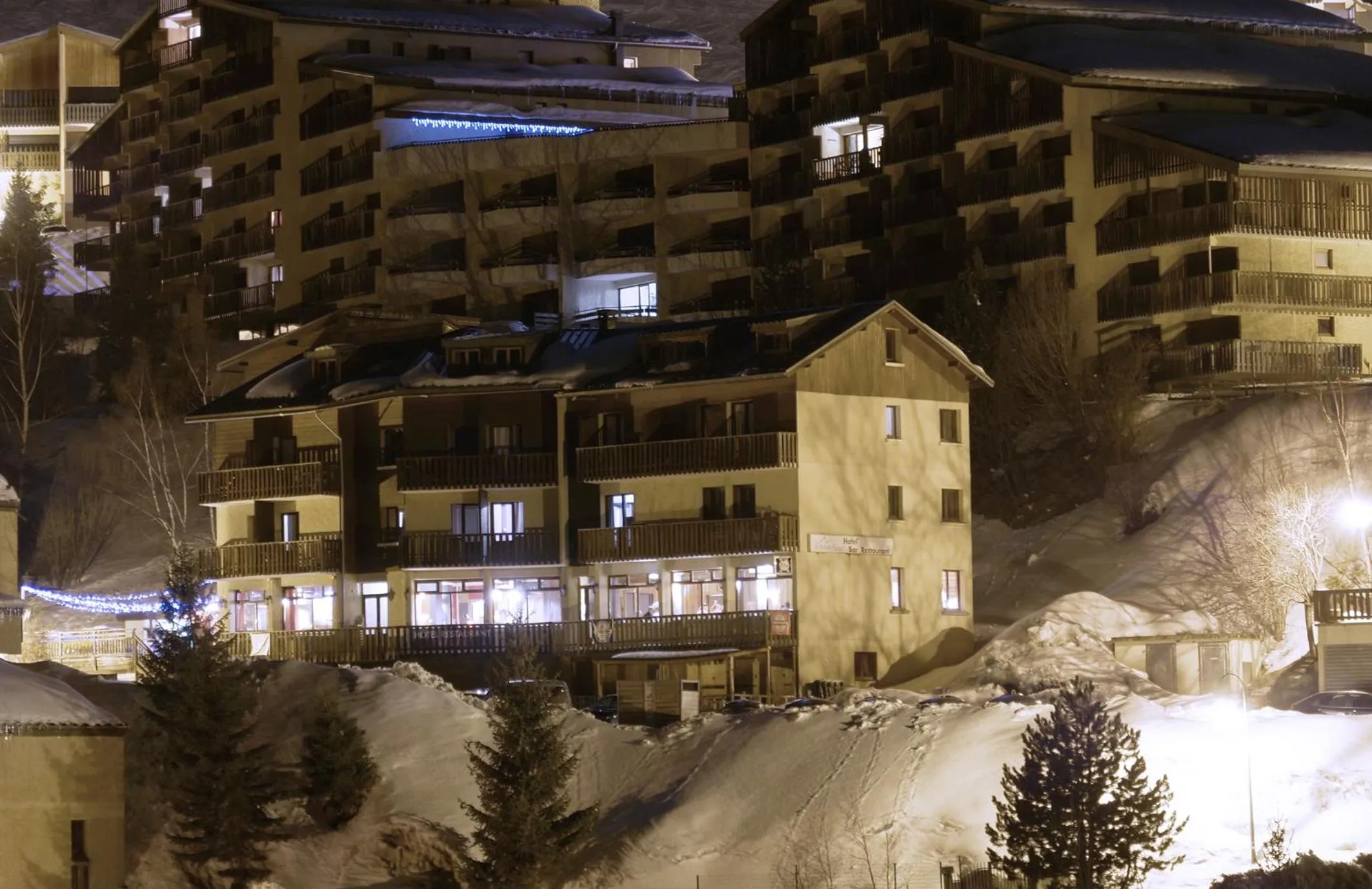 Property building in Hotel Le Beau Site